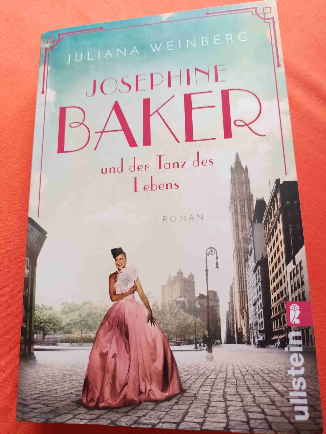 Schöner biographischer Roman über das ungewöhnliche Leben der Josephine Baker. Sehr flüssig geschrieben mit angenehmer Kapitellänge. Teilweise für mich etwas sprunghaft, da manche doch sehr einschneidende Erlebnisse nur in Nebensätzen erwähnt und damit übersprungen werden. Da hätte ich mir öfters mehr Inhalt gewünscht. Eine sehr beeindruckende Geschichte.