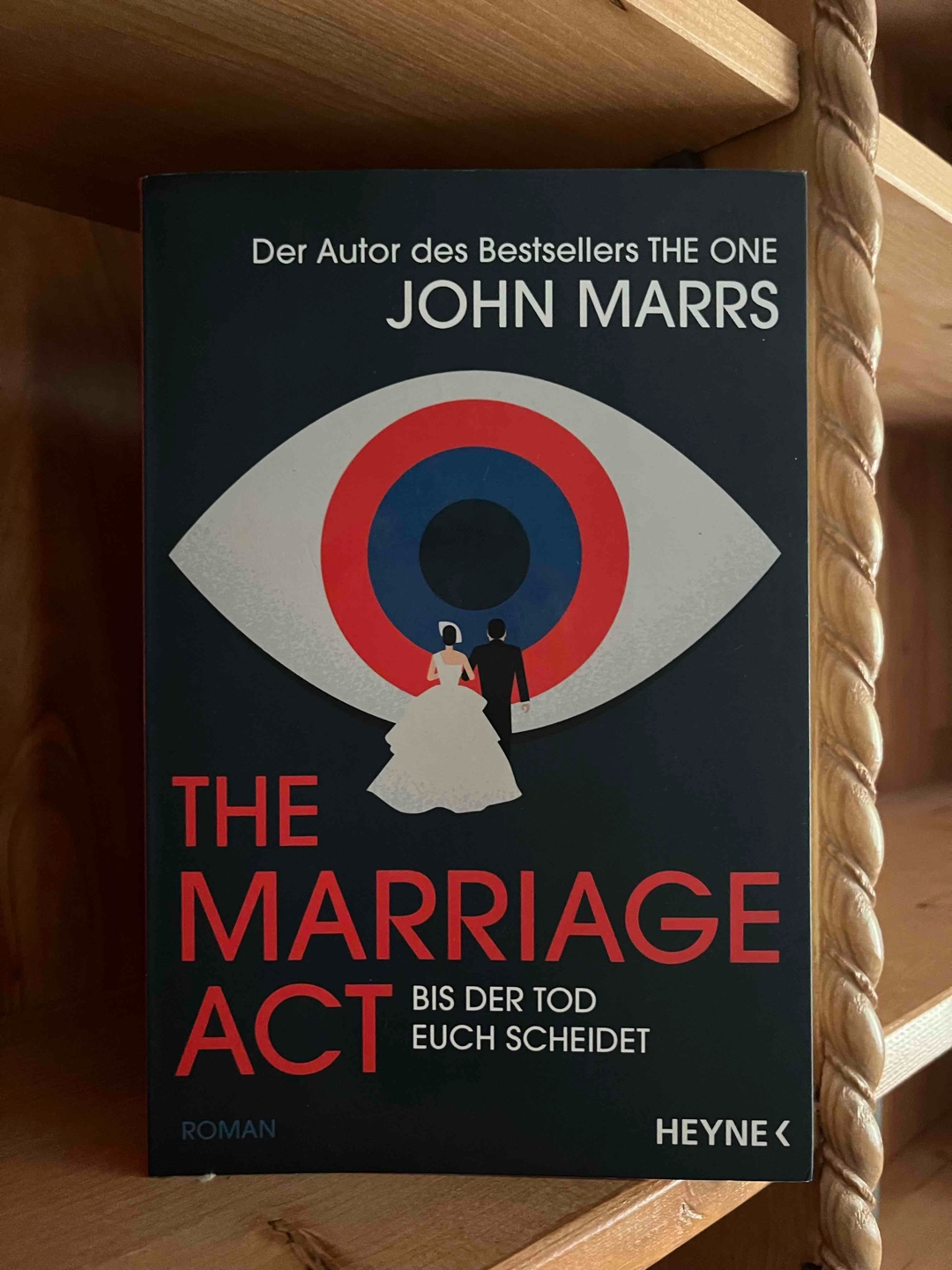 Das ist jetzt nach the One mein zweites Buch von John Marrs und mir hat es noch ein wenig besser gefallen.

Der Klappentext ist eigentlich nur eine grobe Richtung der Story es geht aber um viel mehr,was sich gerade auf unsere derzeitige gesellschaftliche Situation ummünzen lässt.Themen wie Social Media,Missbrauch von Deepfakes und die Manipulation einer ganzen Gesellschaft sind nur ein paar Dinge,teilweise hat man das Gefühl das das alles garnicht so weit entfernt ist.

Wirklich lesenswert 