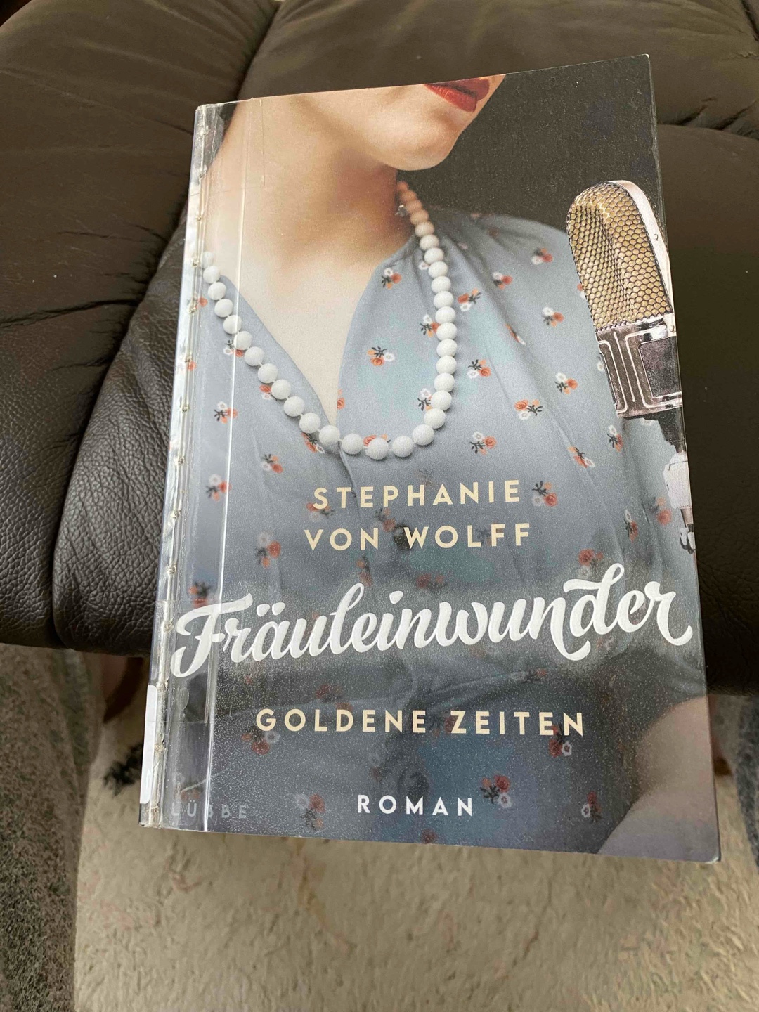 Ich lese sehr gern Bücher, die die 50er Jahre des letzten Jahrhunderts beschreiben. Auch Stephanie von Wolff hat es geschafft mit ihrem lockeren, bildhaften Schreibstil, dass ich mich problemlos in diese Zeit hineinversetzen konnte. Mit Elly erschuf sie eine sympathische Protagonistin, die eine rasante Entwicklung durchmachte. Und das ist der Punkt, weswegen ich nur 4 Sterne vergeben habe. Die problemlose Wandlung und der Aufstieg ist nicht glaubhaft und in der damaligen Zeit auch unrealistisch. Trotzdem habe ich das Buch gern gelesen und würde es mit Anmerkung weiterempfehlen. Und ich freue mich auf den 2. Teil.