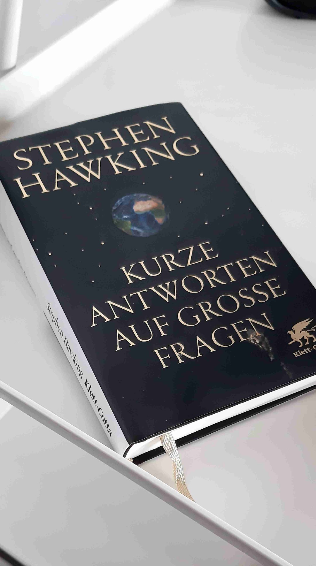 Trotz der sehr verständlich geschriebenen Texte für mich oft etwas kompliziert - vor allem bei Hawkings Lieblingsthema "Schwarze Löcher". Immer wieder humorvoll und augenöffnend.