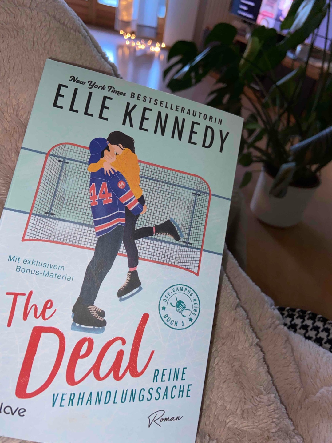 Ein toller Start in die Off Campus Reihe! 🏒⛸️
Ich habe dieses Buch an einem Tag durchgelesen, weil es einfach so schön zu lesen war. Dieses Buch ist super für nebenbei, einfach eine super schöne Geschichte.
Ich war von Anfang an von Hannah begeistert, da sie so schlagfertig und selbstbewusst ist. Auch Garett und seine rücksichtsvolle aber auch etwas selbstüberzeugte Art mochte ich sehr. Die beiden haben mich oft zum Lachen gebracht.
In diesem Buch kommen viele Klischees von klassischen College Geschichten vor, was das Leseerlebnis aber auf keinen Fall stört.
Ich freue mich total auf Teil 2! ⛸️🤍
