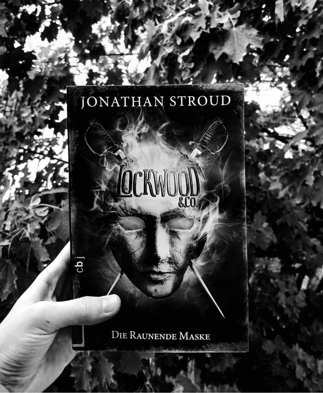 „Wie lange willst du dir das Geturtel noch anhören, Lucy?“, stichelte der Schädel weiter. „An deiner Stelle würde ich den Couchtisch umkippen und Holly Munro die Limo in die Bluse schütten. Sieh dir doch an, wie sich unsere kleine Miss Oberperfekt wieder mal in den Vordergrund spielt! Das ist doch nicht auszuhalten. Na los, hau ihr eine rein! Tritt ihr vors Schienbein! Reiß ihr die Schuhe von den Füßen und schmeiß sie ins Feuer!“