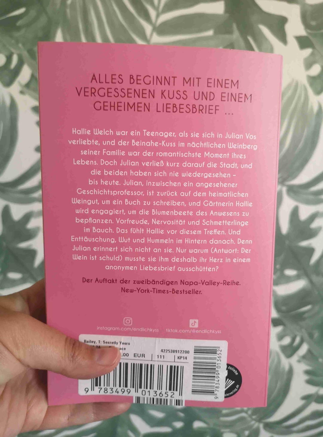 Spicy RomCom aus Erzählersicht.
Das Buch fängt sehr Humorvoll an und entwickelt sich zu einer Spicy Romance in den Weinbergen.
Hallie und Julian könnten auf den ersten Blick nicht Unterschiedlicher sein.
Hat Hallie 15 Jahre umsonst auf ihn gewartet? Passen sie garnicht zusammen?
Hallie ist Landschaftsgärtnerin die sich total auf ihr Bauchgefühl verlässt und
Julian leidet unter Panikattacken die Ihn zu einem strengen Zeitplan zwingen um diese zu entgehen.
Doch Vllt hilft ihm auf lange Sicht ja viel besser eine Chaotische Frau.....