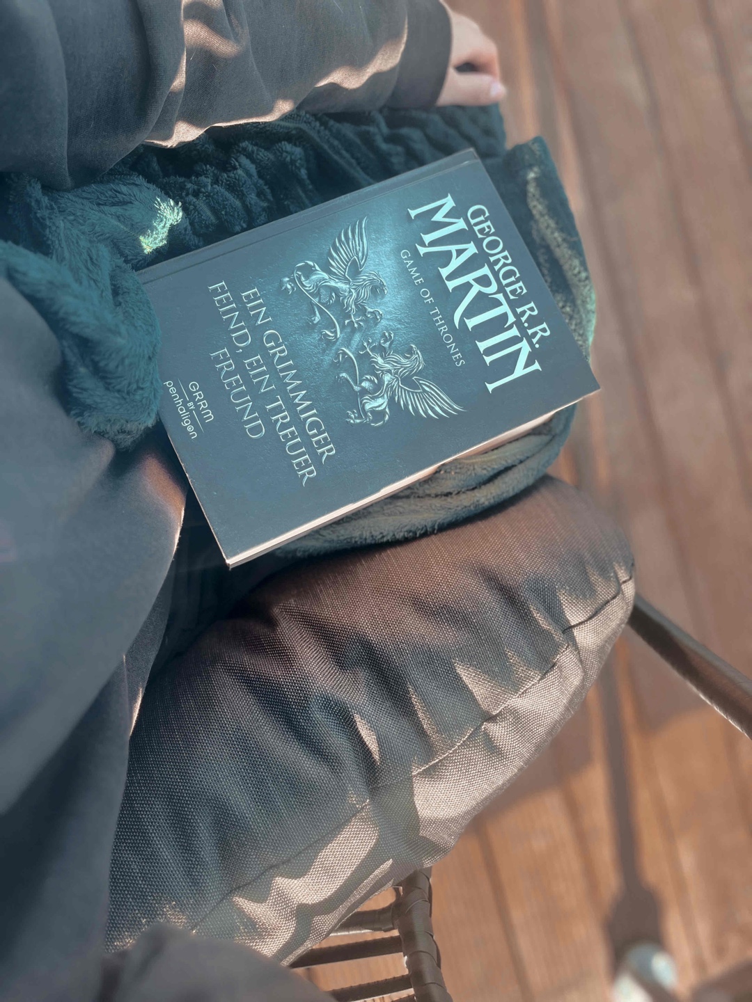 Endlich geschafft 🤝🏻 mir war am Anfang des Buches echt die Luft für die Reihe ausgegangen, aber spätestens ab so 60-70% war ich wieder richtig into it (kann aber auch an der Motivation gelegen haben, dass ich die Reihe bald endlich geschafft haben werde 😅). Es war ein bisschen anstrengend, dass da dann NOCH mehr Perspektiven kamen als eh schon in allen Bänden. Dadurch war es aber natürlich auch mehr Abwechslung. Das Ende war sehr offen, wie immer. Mal sehen wie viele Jahre der nächste Band noch auf sich warten lässt 😅