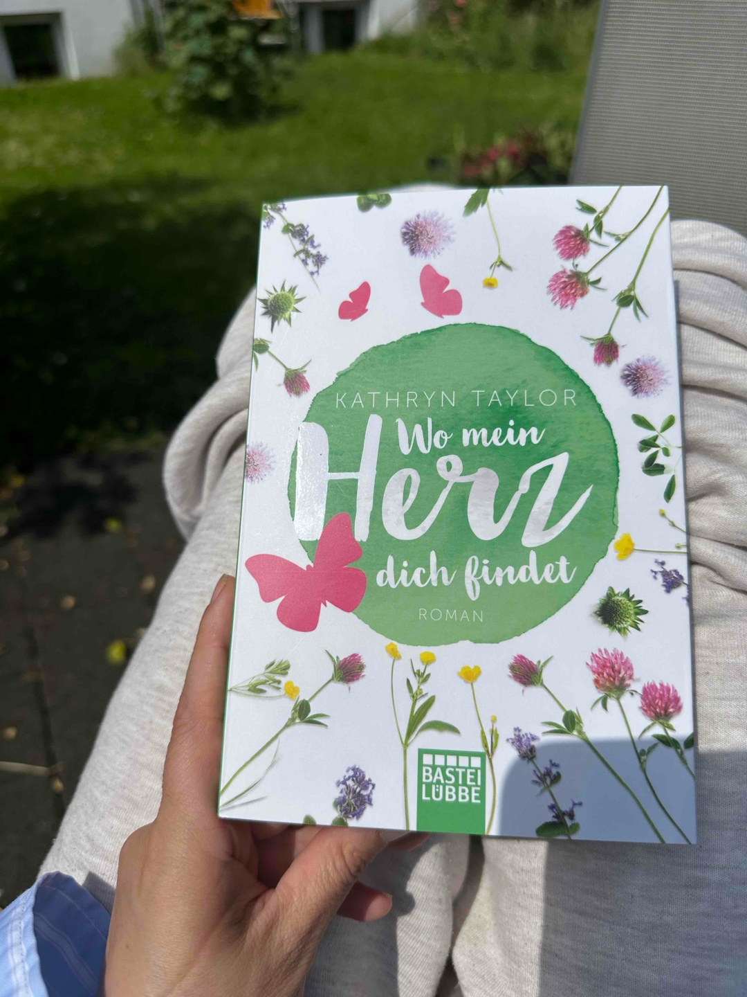 Ein bisschen wie Rosamunde Pilcher: absolut vorhersehbar bei völlig übertriebener Geschichte. Aber dennoch nett zu lesen. 