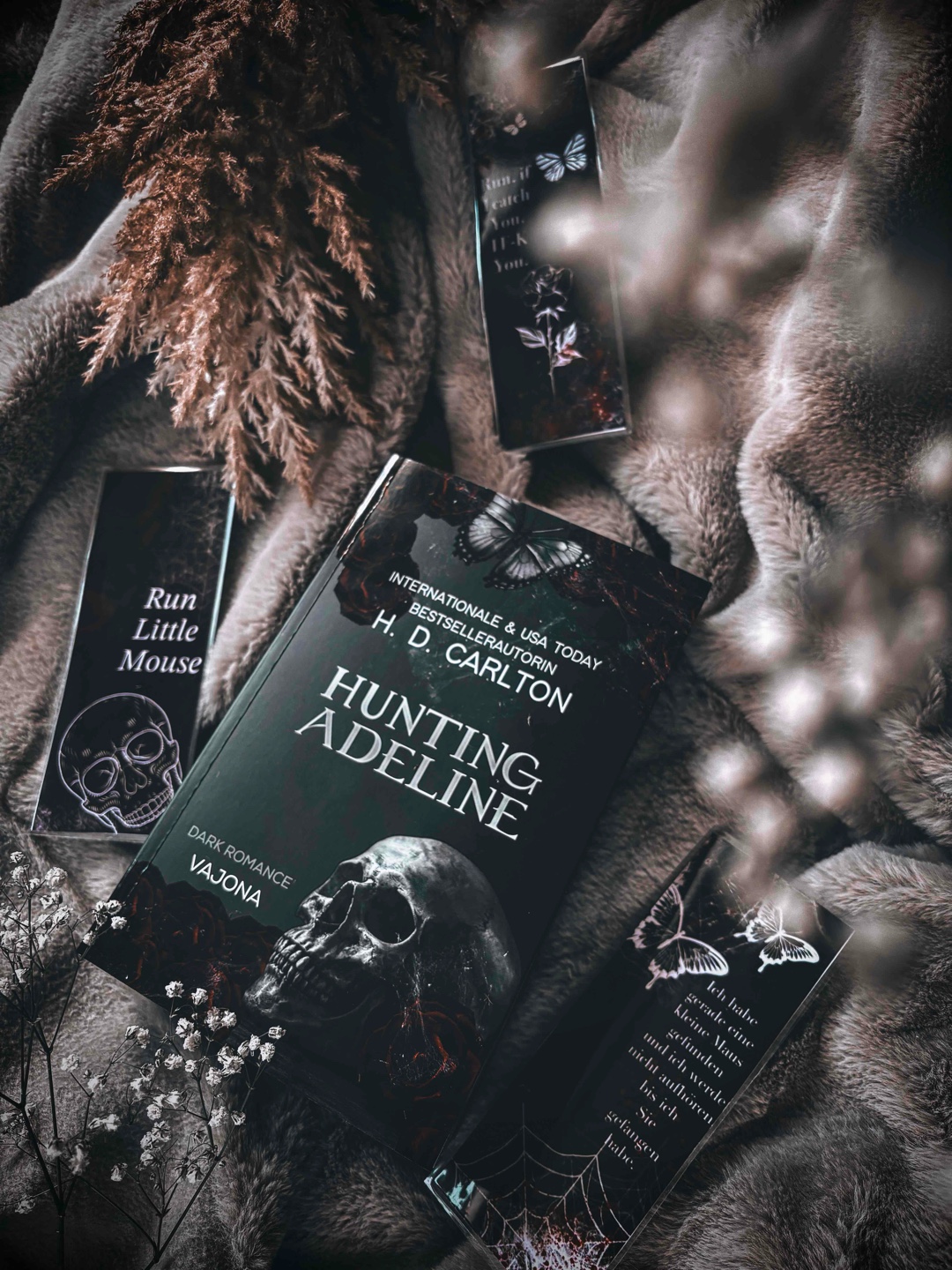 „Meine kleine Maus ist weg. Sie wurde mir gestohlen. Ich werde die ganze verdammte Welt niederbrennen, bis ich sie gefunden habe und es ist mir egal, wer dabei verbrannt wird." 🖤🔥