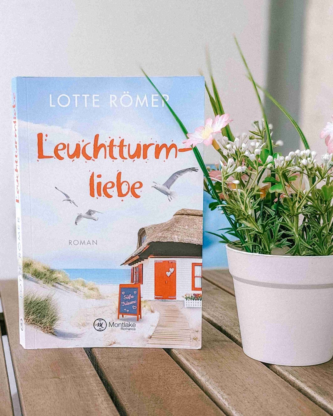 Gestern habe ich "Leuchtturmliebe" von Lotte Römer beendet. 📖🌅