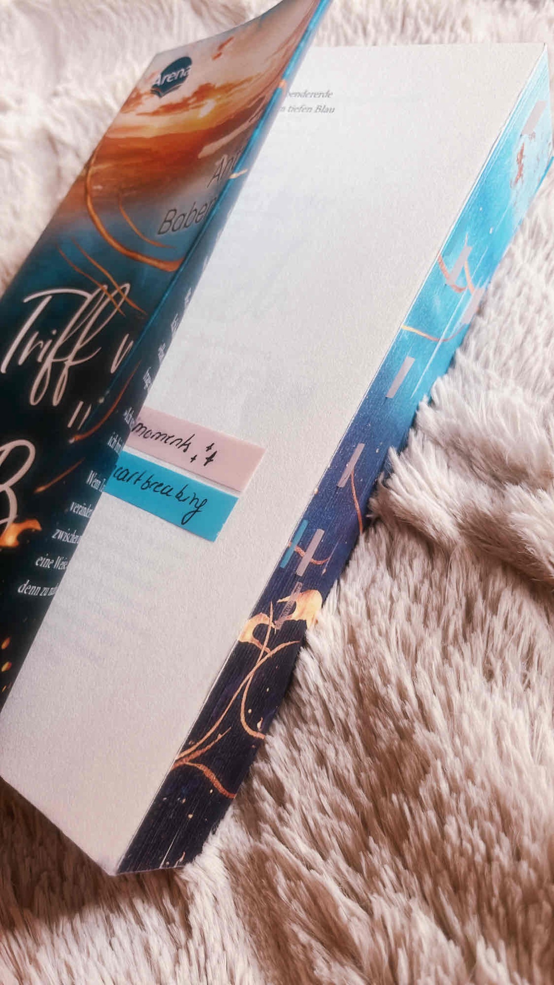 Eine gute Mischung aus Liebe, Natur und aktueller Thematik (Klimaschutz). Ein Buch voller schöner Momente an einem besonderen Ort. Es hat mich in meine eigene Jugend zurückversetzt, als ich hin und hergerissen war zwischen den Menschen in meinem Umfeld und dem Tierschutz.
