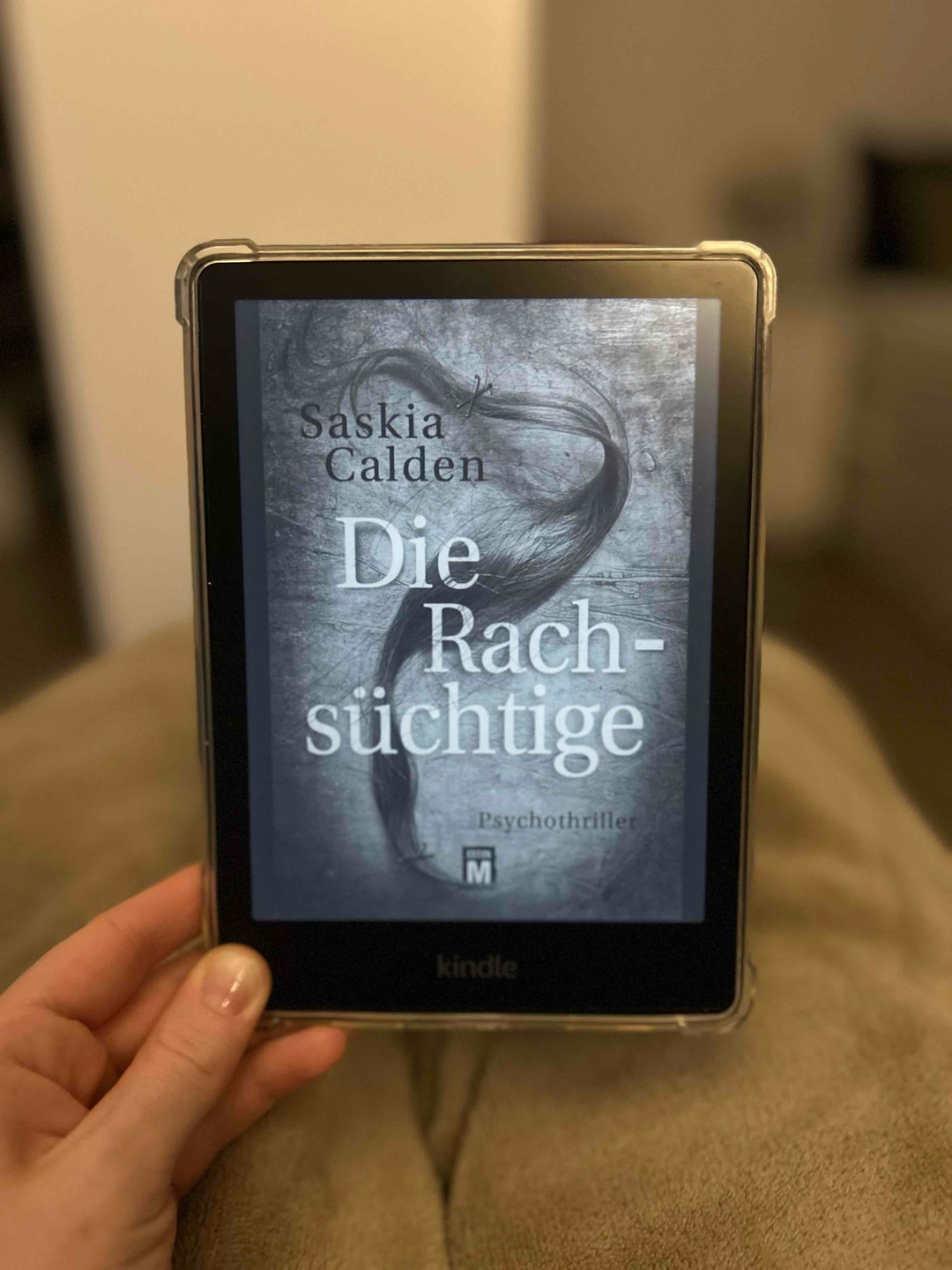 Mein 3. Saskia Calden-Buch, nachdem ich „Puppenwald“ sehr gefeiert habe. Hier hatte ich erst den Eindruck das es mich nicht so umhauen würde wie beim ersten Mal. Die Auflösung kam ein wenig überraschend, als Psychothriller-Fan nach vielen Büchern aber auch nichts ganz Neues. Dennoch war grade das Ende sehr emotional geschrieben 🥹 Wenn man noch kein Buch der Autorin gelesen hat, würde ich es aber auch eher hinten anstellen. Für Menschen die es nicht so „krass“ mögen, wäre es eine Empfehlung.