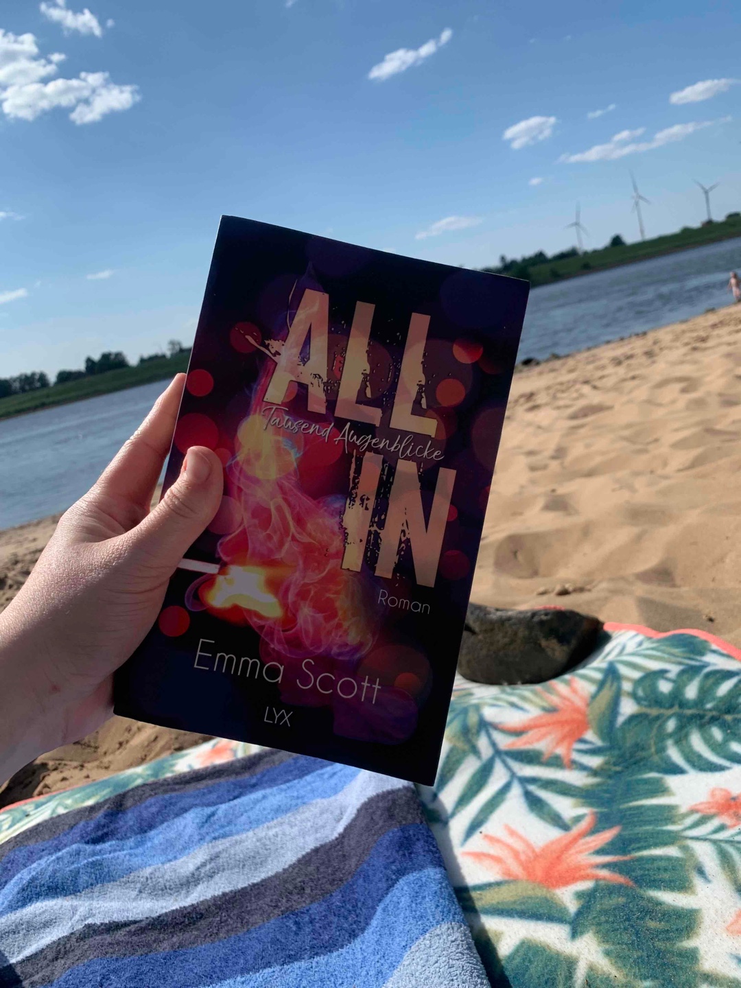 Eine sehr emotionale und wunderschöne Geschichte. Emma Scott berührt immer mein Herz und schafft es so fesselnden zu schreiben, dass ich immer wissen musste wie es weiter geht. Jonah lernt die Liebe noch kennen und kann noch eine unbeschwerte Zeit mit Kacey verbringen. Kacey war Gitarristin in einer Band, bis sie merkte, dass sie das nicht ist.
Ich liebe dieses Buch ❤️