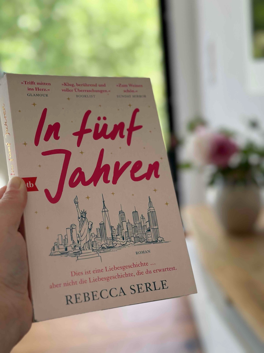 Ein schönes Buch mit einem besonderen Ende. ♥️ Mein einziger Kritikpunkt: Die Story ist etwas eindimensional.