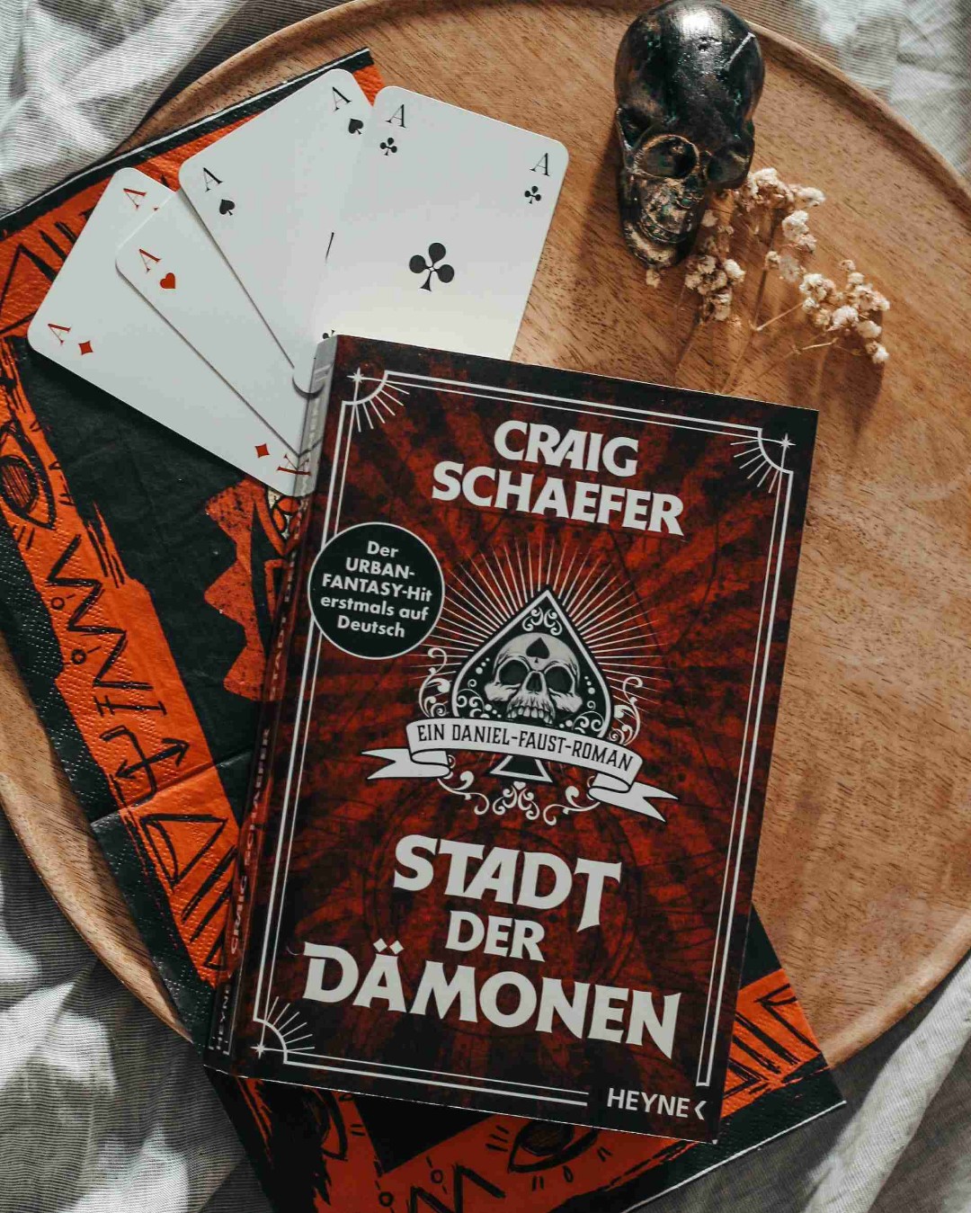 Heftig. Blutrünstig und wahnsinnig gut. So würde ich Stadt der Dämonen von Craig Schaefer in Kurzform beschreiben. Aber erstmal von vorn.