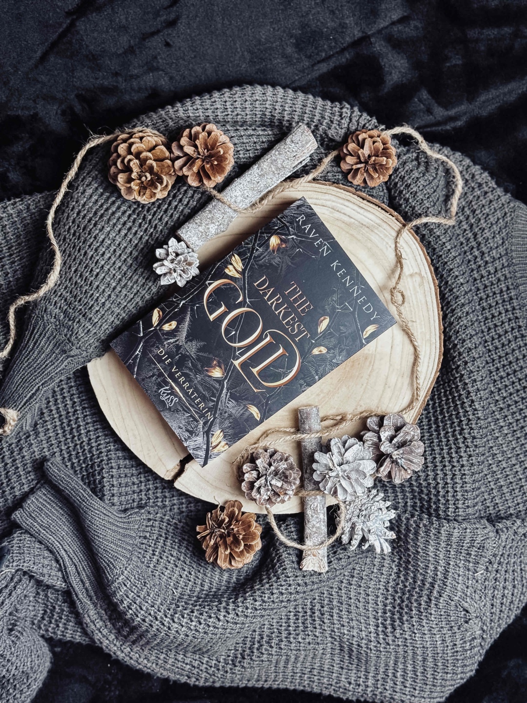 𝑹𝒆𝒛𝒆𝒏𝒔𝒊𝒐𝒏: 𝑻𝒉𝒆 𝑫𝒂𝒓𝒌𝒆𝒔𝒕 𝑮𝒐𝒍𝒅- 𝑫𝒊𝒆 𝑮𝒆𝒇𝒂𝒏𝒈𝒆𝒏𝒆 𝟒/𝟓 ⭐️