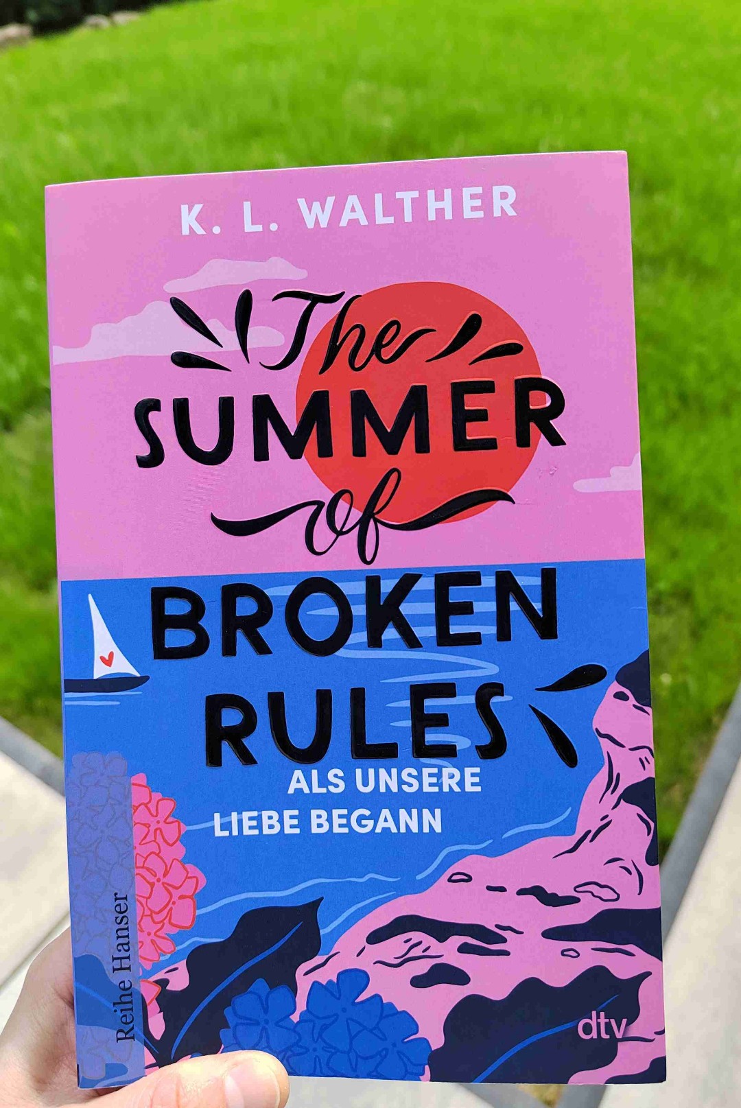 Mir hat das Setting auf Martha's Vineyard echt gut gefallen. Sonne, Strand, Urlaub gepaar mit einer süßen Liebesgeschichte und durch das Familienspiel auch ein bisschen Camp Vibes. Ebenso verarbeitet die Protagonistin den Verlust ihrer Schwester und die Trennung von ihrem Ex-Freund.
Das einzige, was mich bisschen "gestört" hat: dass es öfter um "das muss ich bei Instagram posten" ging - ist leider nicht so meins dort alles posten zu müssen. Aber kann man tolerieren 😊
Schönes, entspanntes Buch mit nur wenigen Spannungsmomenten. Wer ein süßes entspanntes Urlaubsbuch ohne viel Drama sucht ist hier richtig.
