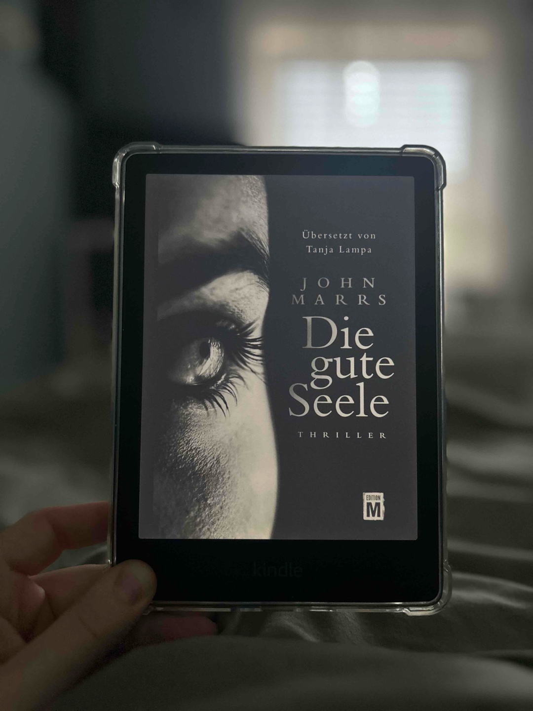 Ziemlich kranke Geschichte - am Anfang kurz Angst gehabt das es mir nicht gefallen könnte, da ich ein früheres Buch mit dem Thema „Telefonseelsorge“ schon mal abgebrochen hatte - aber was für eine kranke Geschichte aus Manipulativem Verhalten, Rache, Persönlichkeitsstörung - der Moment, wenn man hofft, das sowas wirklich nur eine Geschichte ist/bleibt… 🤯