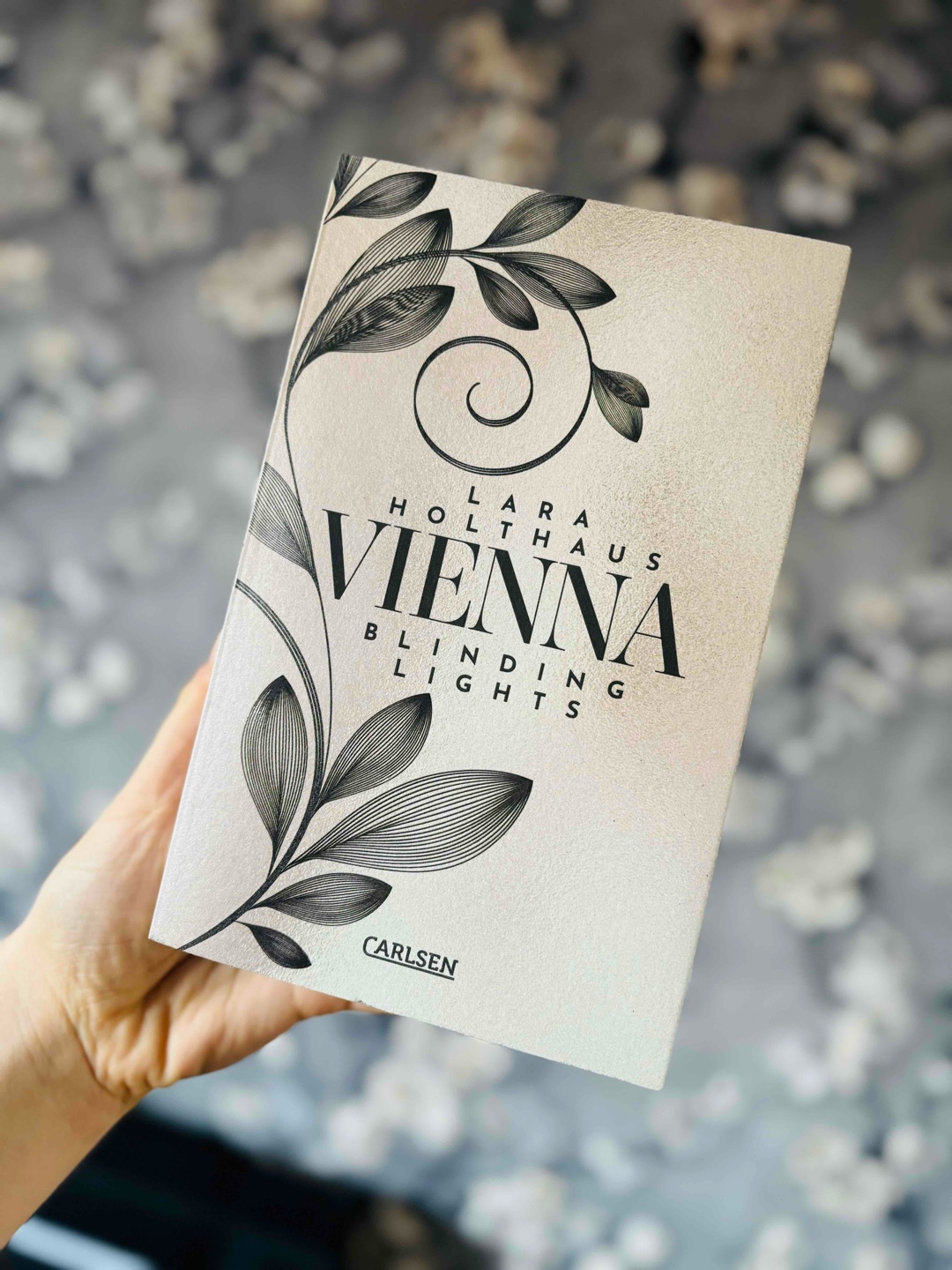 “Und wer weiß? Vielleicht werden meine Lügen wahr, wenn sie nur immer, immer wieder meine lächelnden Lippen verlassen.” 🫧