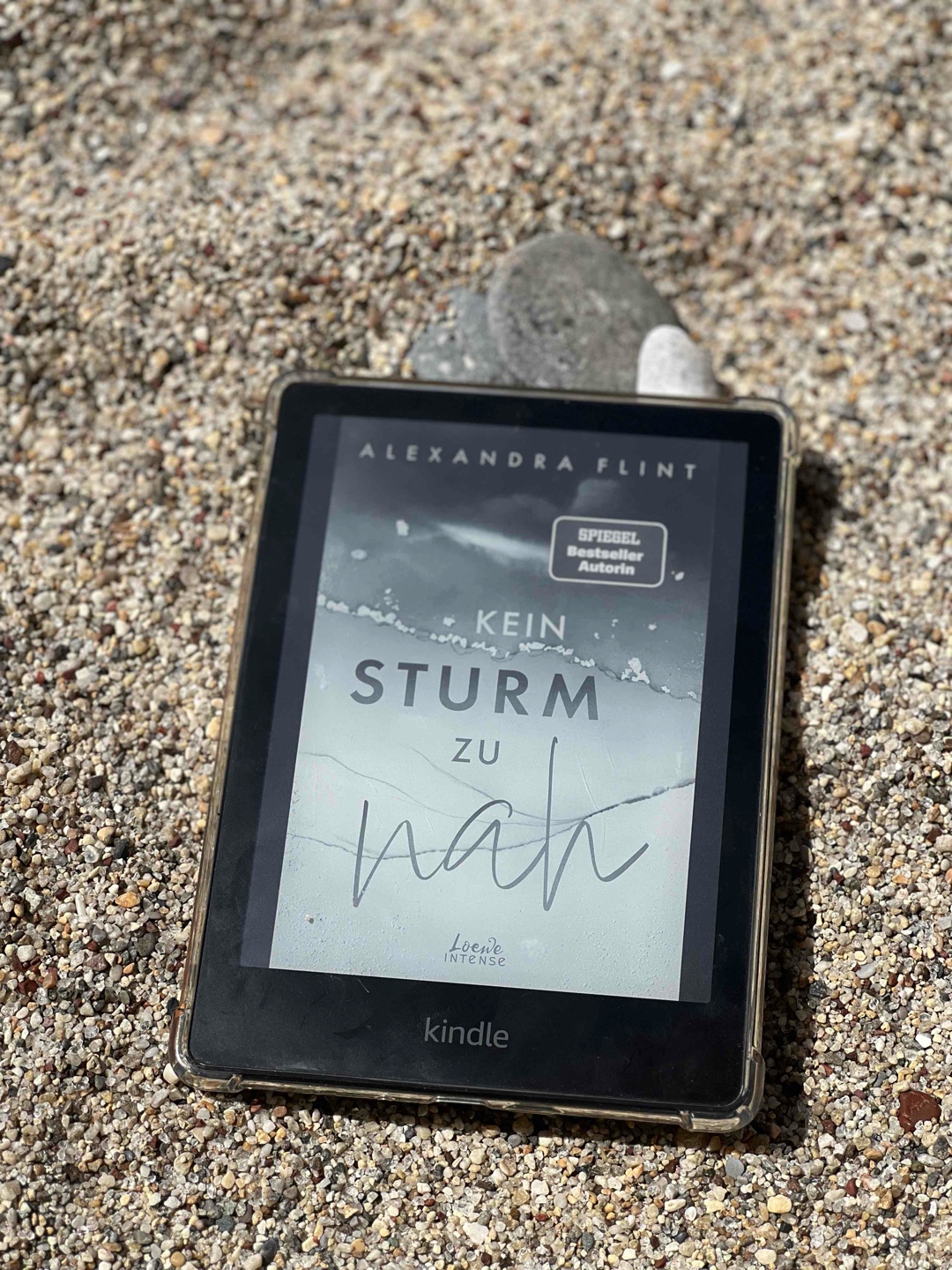 "Kein Sturm zu nah" ist der zweite Band der Sylt-Reihe und hat mir sehr gut gefallen. Besonders mag ich die Freundschaft der tollen „E.M.I.L."-Gruppe. Solche Freundinnen kann man sich nur wünschen, und beim Lesen hatte ich das Gefühl, selbst Teil der Gruppe zu sein. Es war, als wäre ich auf Sylt und würde die Geschichte mit Elisa und Jonah erleben. Beide fand ich sehr interessant und süß zusammen. Die Geschichte zeigt, dass man seinen eigenen Weg finden muss, ohne auf die Meinungen anderer zu hören, und dass Menschen oft anders sind, als Gerüchte sagen – hinter jeder Fassade steckt eine andere Wahrheit.