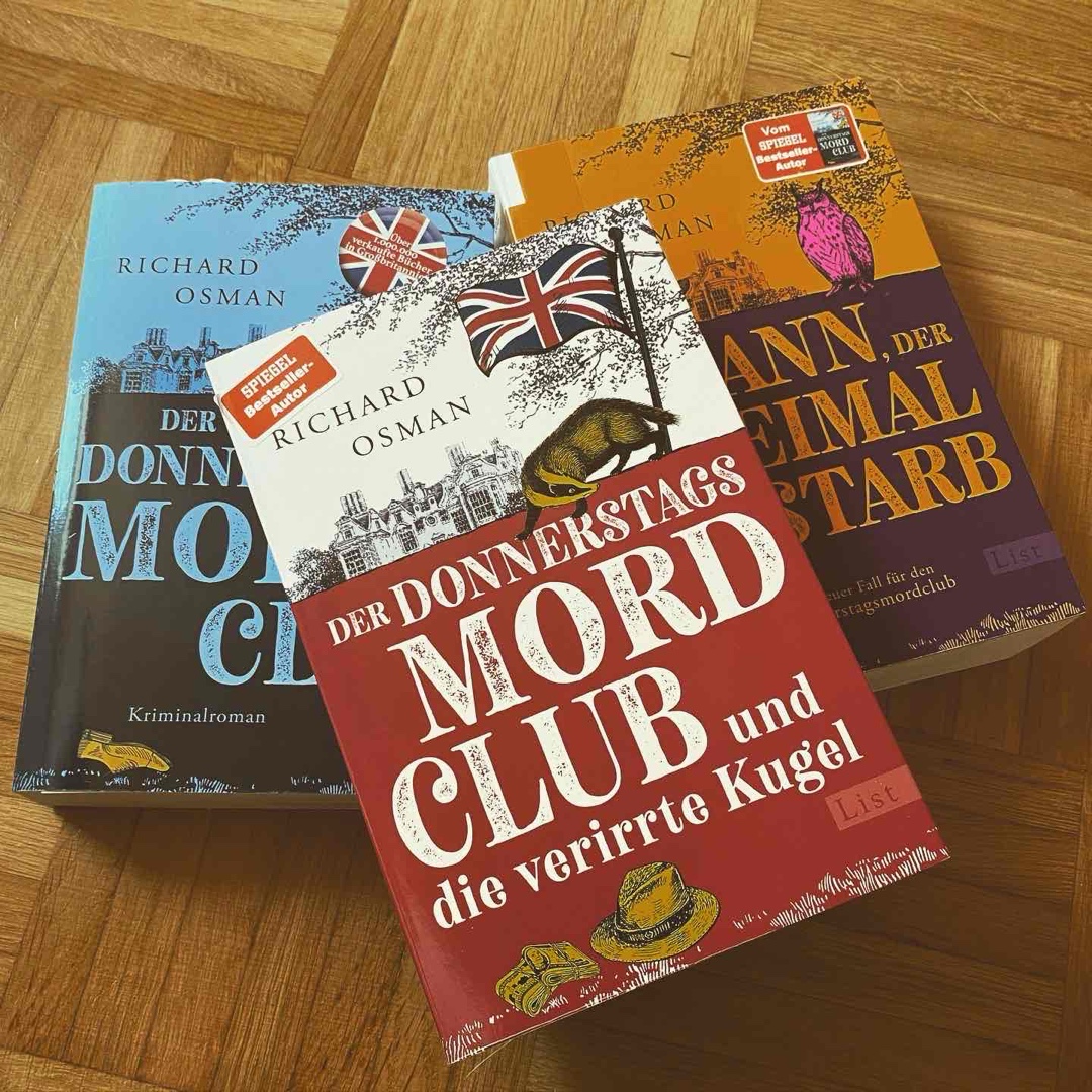 Unterhaltungslektüre und genau darauf war ich auch eingestellt und trotz hoher Erwartungen wurde ich nicht enttäuscht. Die Erzählungen sind rasant und auch die kurzen Abschnitte und Kapitel sorgen dafür, dass man die Bücher schnell liest. Sie behandeln eine Vielzahl an Fällen, in denen sich auch immer wieder gut mit moralischen Dilemmata auseinandergesetzt wird. Sie ergänzen die völlig skurrilen und absurden Plots mit einer gewissen Tiefgründigkeit, sodass es am Ende echte Cosy Crimes sind, bei denen die Emotionen beim Lesen perfekt ausbalanciert sind – spannend, ernst, gefühlvoll, nachdenklich und voll wunderbarem Humor zugleich. Die Diversität der Protagonist*innen möchte ich an dieser Stelle ebenfalls positiv hervorheben.