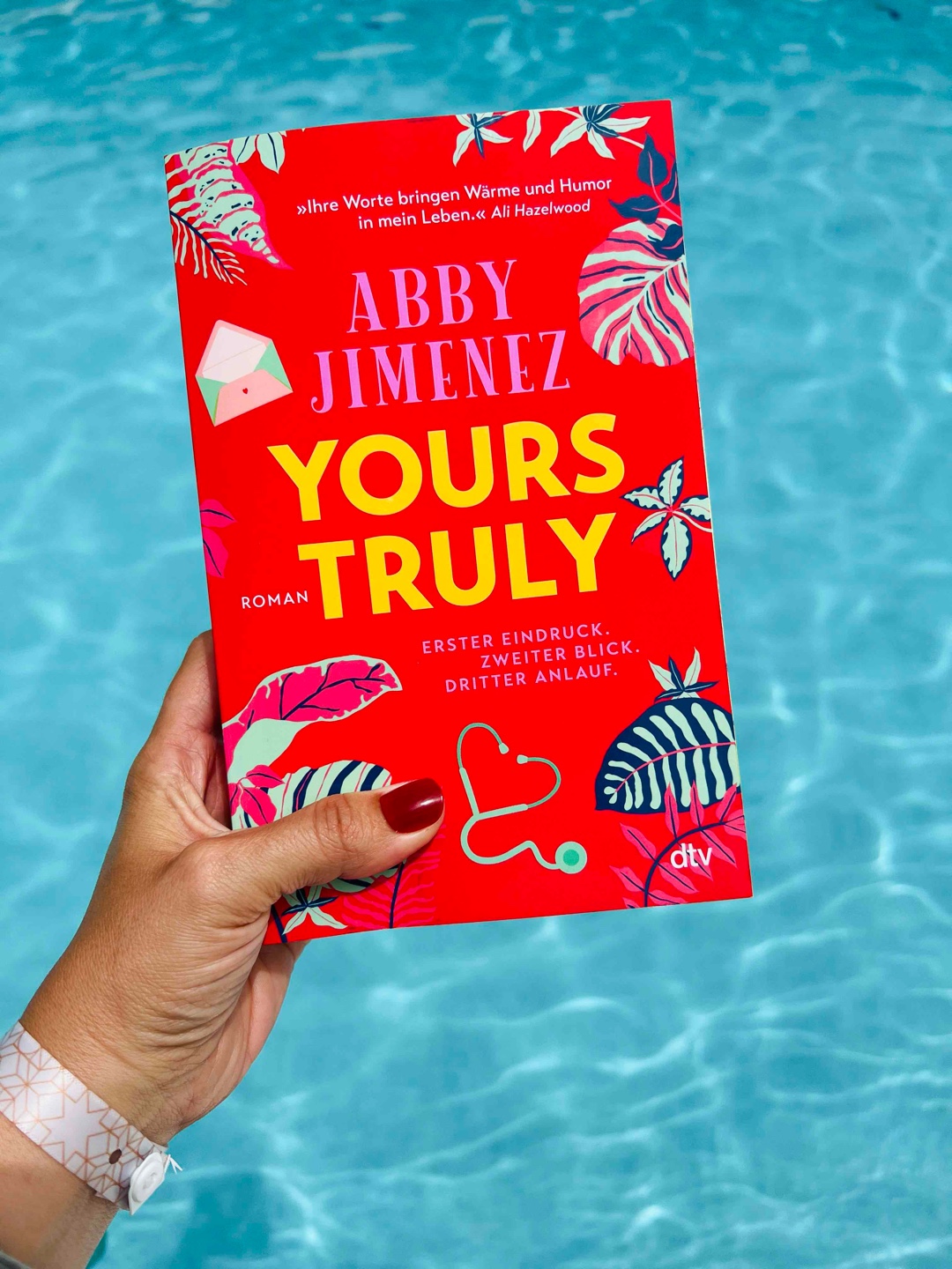 Das war mein erstes Buch von Abby Jimenez, und ich hatte keine Ahnung, dass es der zweite Band einer Reihe ist! 🫣
Ich habe das Buch wirklich genossen. Die Geschichte ist humorvoll, aber auch emotional berührend. Sie behandelt einfühlsam Themen wie Traumata und Depressionen.
Jacob ist einer der sympathischsten männlichen Hauptcharaktere, die ich seit Langem kennengelernt habe. Er war so liebenswert und einfühlsam, während Briana witzig und stark war – sie haben perfekt zusammengepasst. Die Briefe, die sie sich geschrieben haben, fand ich großartig. An einigen Stellen mag es für manche etwas kitschig sein, aber ich persönlich liebe das. Ich musste oft vor mich hin schmunzeln. Ich freue mich schon darauf, mehr von der Autorin zu lesen.