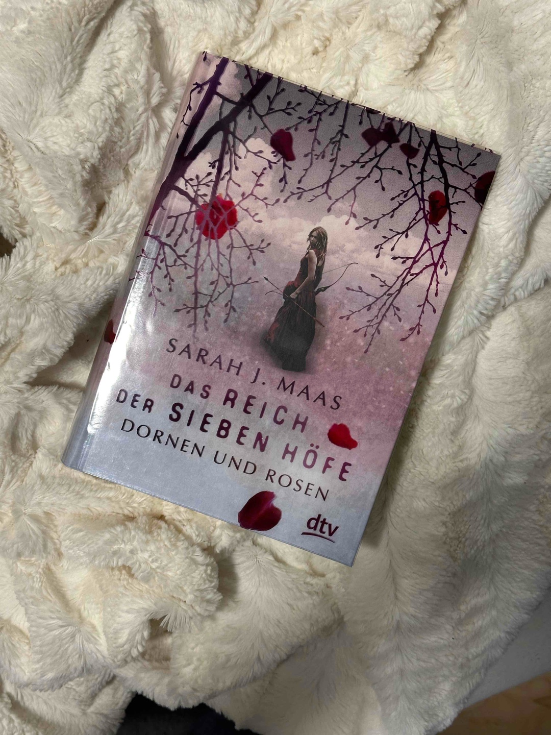 Ich hab „das Reich der sieben Höfe“ in drei Tagen durchgelesen, das Buch ist einfach nur super schön und ich freue mich auf Teil 2! ❤️