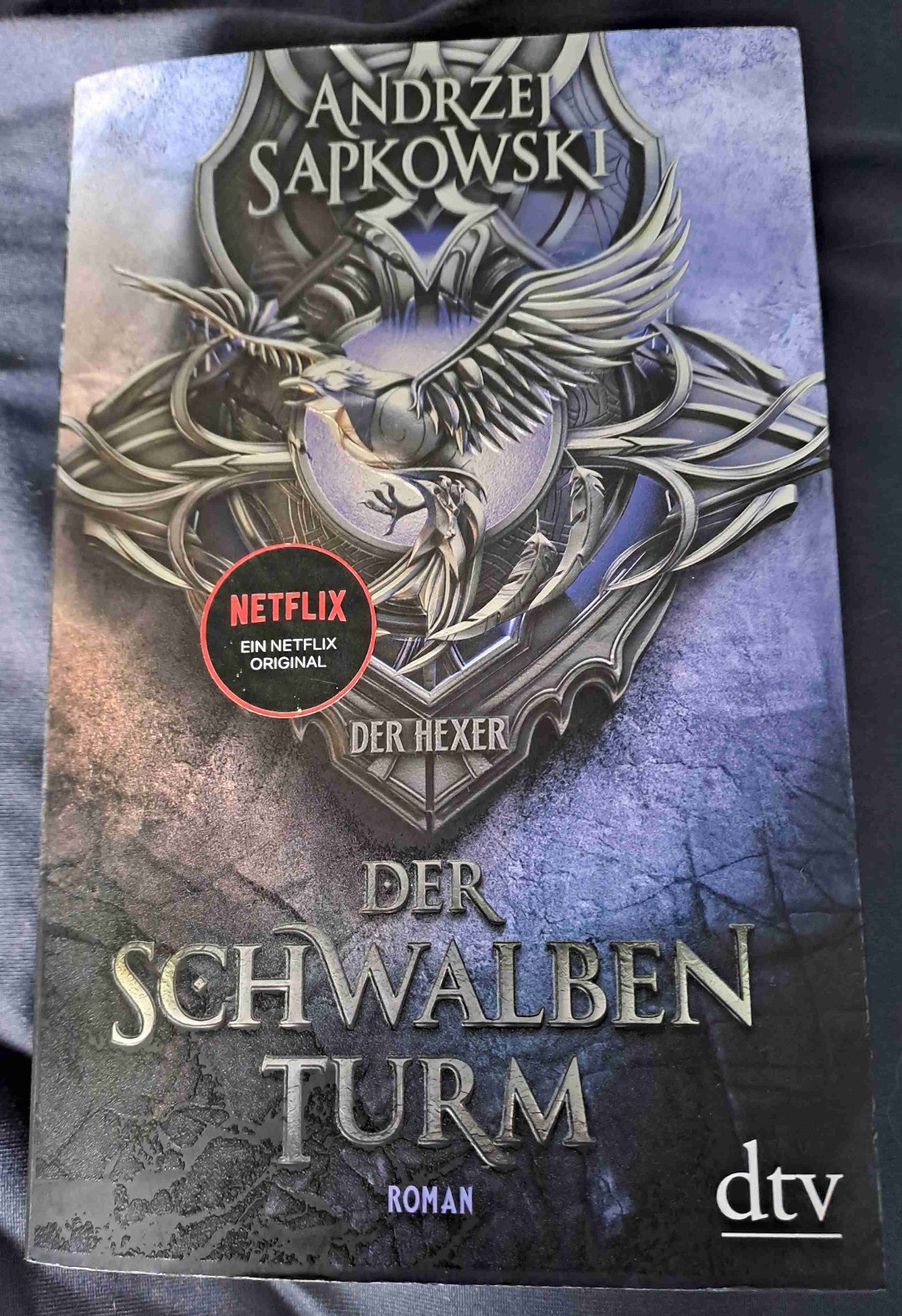 Das Buch war spannend, gerade gegen Ende. Jedoch zog es sich stellenweise etwas und ich kam mit den Namen durcheinander, sodass ich manche Textabschnitte mehrfach lesen musste.
Ansonsten wie immer absolut lesenswert.