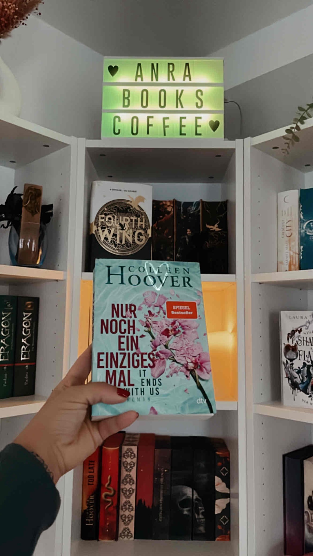 Sie hat es wieder getan, diese Autorin Colleen Hoover.🙈
Ich habe es als Buddyread gelesen.