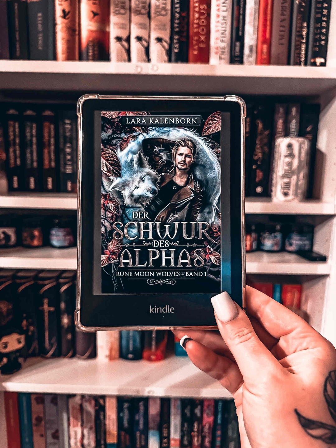 „‚Vom Mond gebunden,
vom Wolf verbunden,
kann der Mensch nicht mehr lösen, was die Sterne gewollt.
Vom Rudel bestätigt,
vom Alpha bewilligt,
vor der Sonne verborgen, dem Schutze der Nacht Tribut gezollt.“