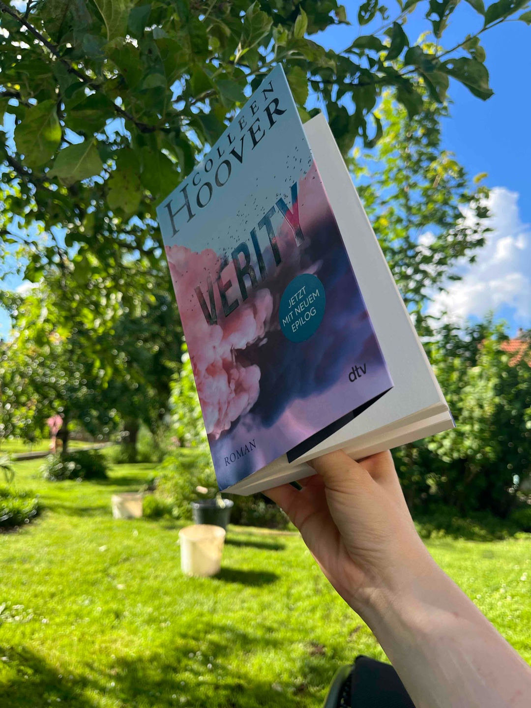 Ich bin sprachlos und ich hab’s geliebt!! So schnell war ich lange nicht mehr mit einem Buch fertig, die Spannung zog sich durchs ganze Buch ⚡️