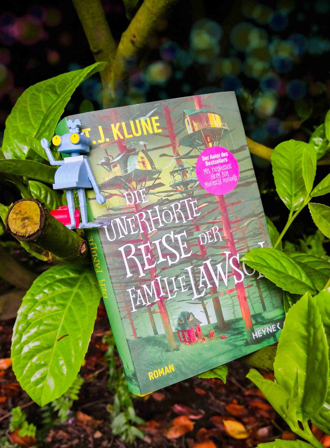 "Es gibt nichts Mächtigeres als ein Herz ♥ "
Auch in diesem Buch schafft es T.J.Klune wieder mit einer tollen Geschichte das Herz seiner Leser*innen zu erwärmen. Liebe, Freundschaft und Vertrauen sind wieder die elementaren Bestandteile der Geschichte.
Egal ob Mensch oder Maschine, wenn man sich liebt ist jeder perfekt so wie er ist.
Rambo und Schwester Grob verhalten sich wie zwei echte Geschwister 😍. Einfach genial! Jeder Charakter ist auf seine Art toll und besonders.
... Und so standen sie da, ein Mann 👨 und eine Maschine 🤖 Hand in Hand unter einem unendlichen Sternenhimmel 🌃🌠