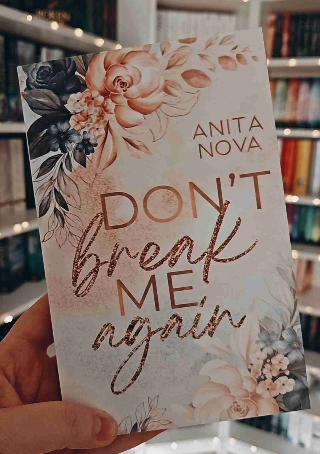 >>dass wir wieder von vorne Anfangen müssen. Ich habe Angst das ich dich dann erneut verliere und du mich wieder brichst <<
Verzweiflung spiegelt sich in seinen Augen wieder
>>Denn, Mandy, ich weiss nicht ob ich das nochmal ertragen kann. Mein Herz war in tausend Stücke zerbrochen und es fühlt sich an, als würdest du es jetzt Stück für Stück heilen. <<