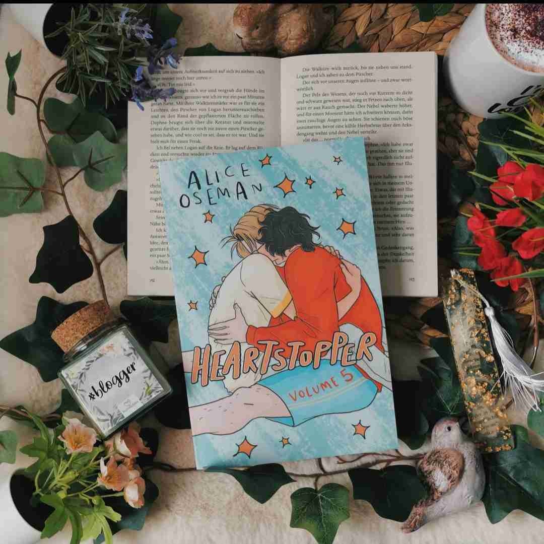 "Heartstopper" ist für mich, trotz ernsten Themen, eine Reihe zum Wohlfühlen. Ich bin schon sehr gespannt wie es mit der Geschichte um Nick und Charlie weitergeht. 🤎