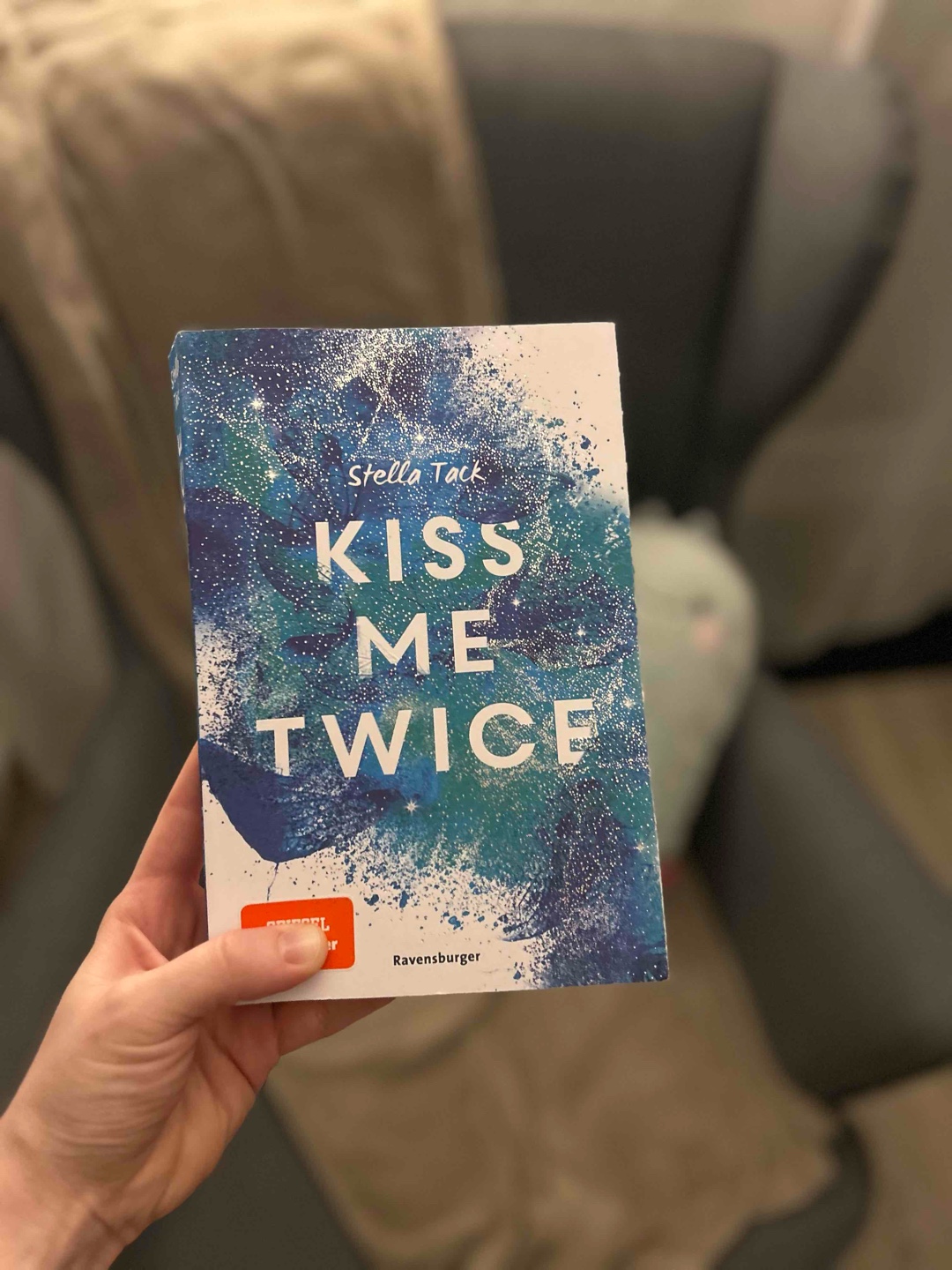 Ganz süße kleine Romance-Geschichte, hatte Band 1 im Dezember geschenkt bekommen, und erstmal nicht ganz so das dringliche Bedürfnis gehabt Band 2 zu lesen. Eigentlich sind so König und Prinzen - Zeug nicht so meins, allerdings mag ich dieses „Beschützer/Bodyguard verliebt sich in Klienten“ irgendwie. Ich fands ganz süß, nichts anspruchsvolles, guter Lesefluss. Glaube aber auch eher ein Teenie-Buch (Altersbereich 13-16+), hab keine explizitere Se*-Szenen. 