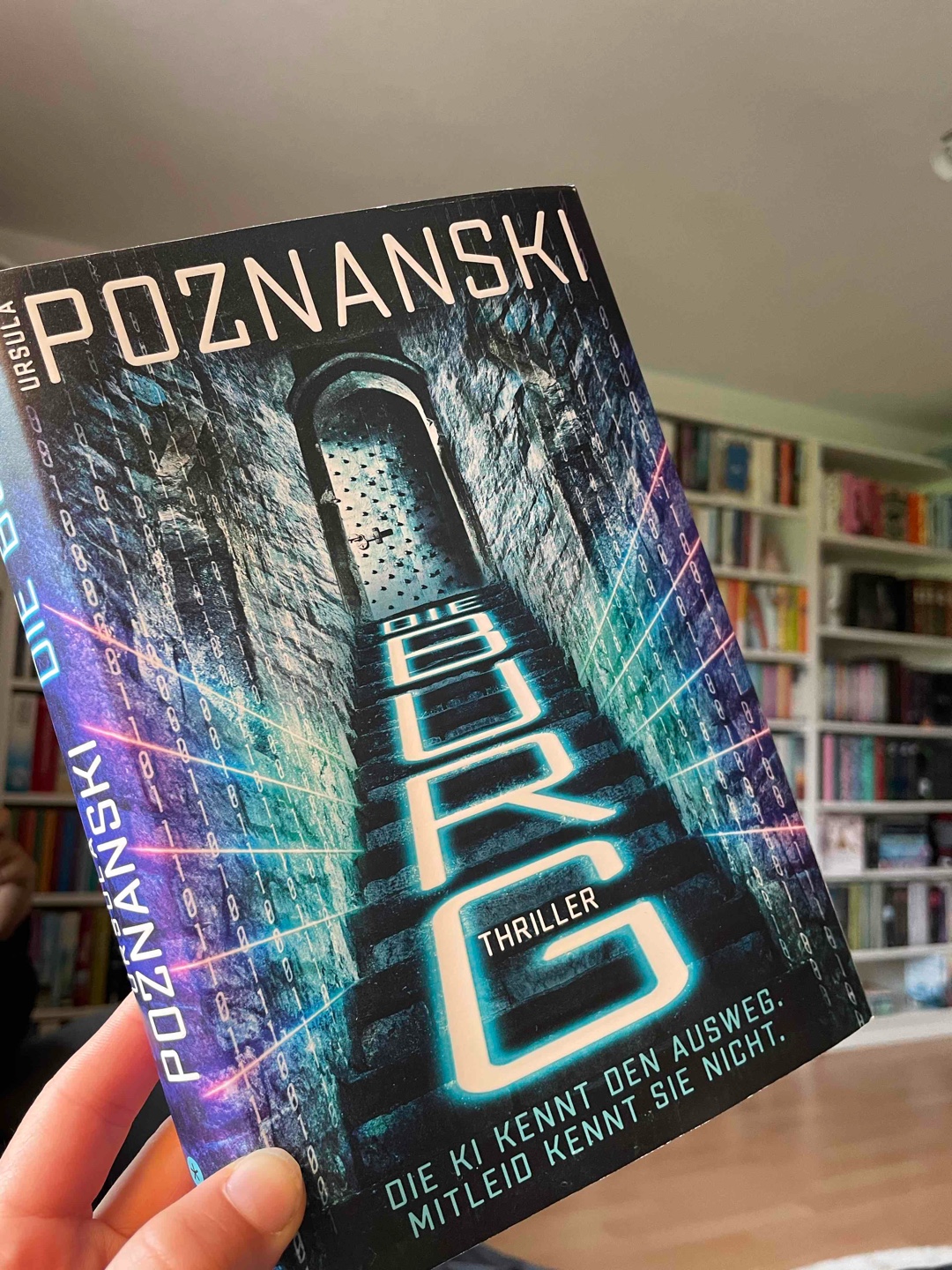 Beginnt langsam, wird dann aber zu einem gruseligen Pageturner!