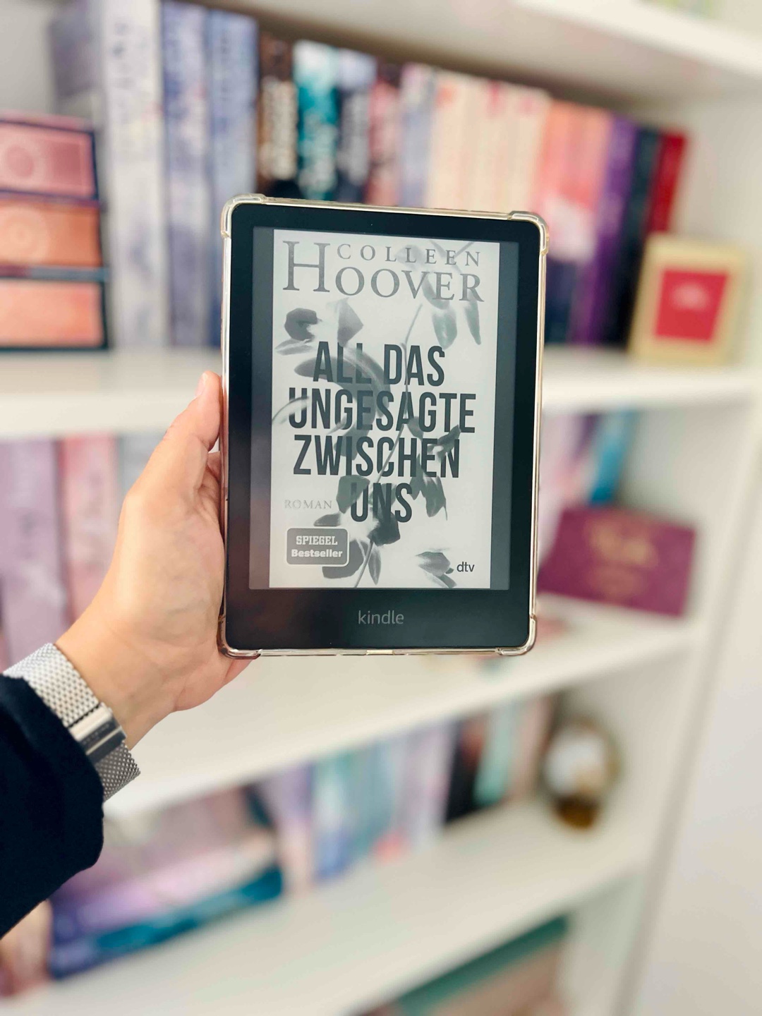 Eine traurige und sehr gut geschriebene Geschichte. Besonders gut fand ich die wechselnden Perspektiven von Mutter und Tochter, die die Geschichte spannend machen. Es war das erste Mal, dass ich ein Buch gelesen habe, das die Beziehung zwischen Mutter und Tochter so stark zeigt. Das hat mir wirklich gefallen! Auch die Nebencharaktere Miller, Jonah und Gramps fand ich toll. Das Buch hat meine Gefühle durcheinandergebracht. Einige Teile haben mich tief berührt, andere fand ich schwierig zu verstehen. Manche Handlungen der Figuren waren klar, andere nicht.
Insgesamt hat mir die Geschichte aber sehr gut gefallen und mich gut unterhalten.