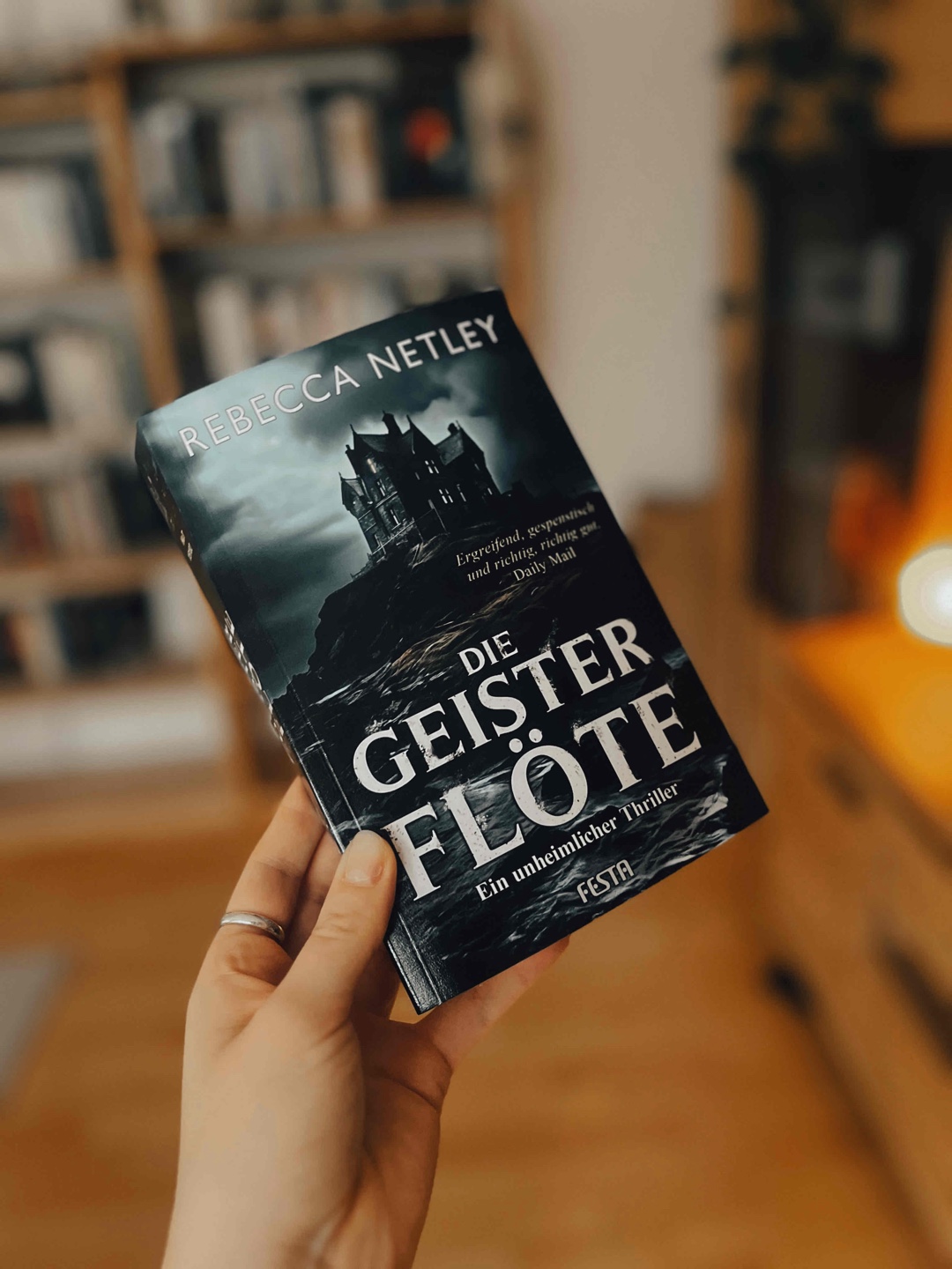 Wieder bestätigt sich in diesem Roman, dass Schweigen nichts mit Unwissenheit zu tun hat. Geheimnisse und Erlebtes bewältigen die Charaktere still für sich alleine. Mit der Zeit summieren sich die Vorkommnisse und passen das Tempo der Familiengeschichte an, was mir sehr gut gefallen hat.
Die stille Post wird tückisch gespielt und bringt ein Chaos, dass am Ende toll gelöst wird.
Ich habe mich total auf dieses Haus und die Geister einlassen können. Ein Roman, der mir auch aufgrund seiner Hexerei und der rituellen Praktiken, sehr gut gefallen hat.