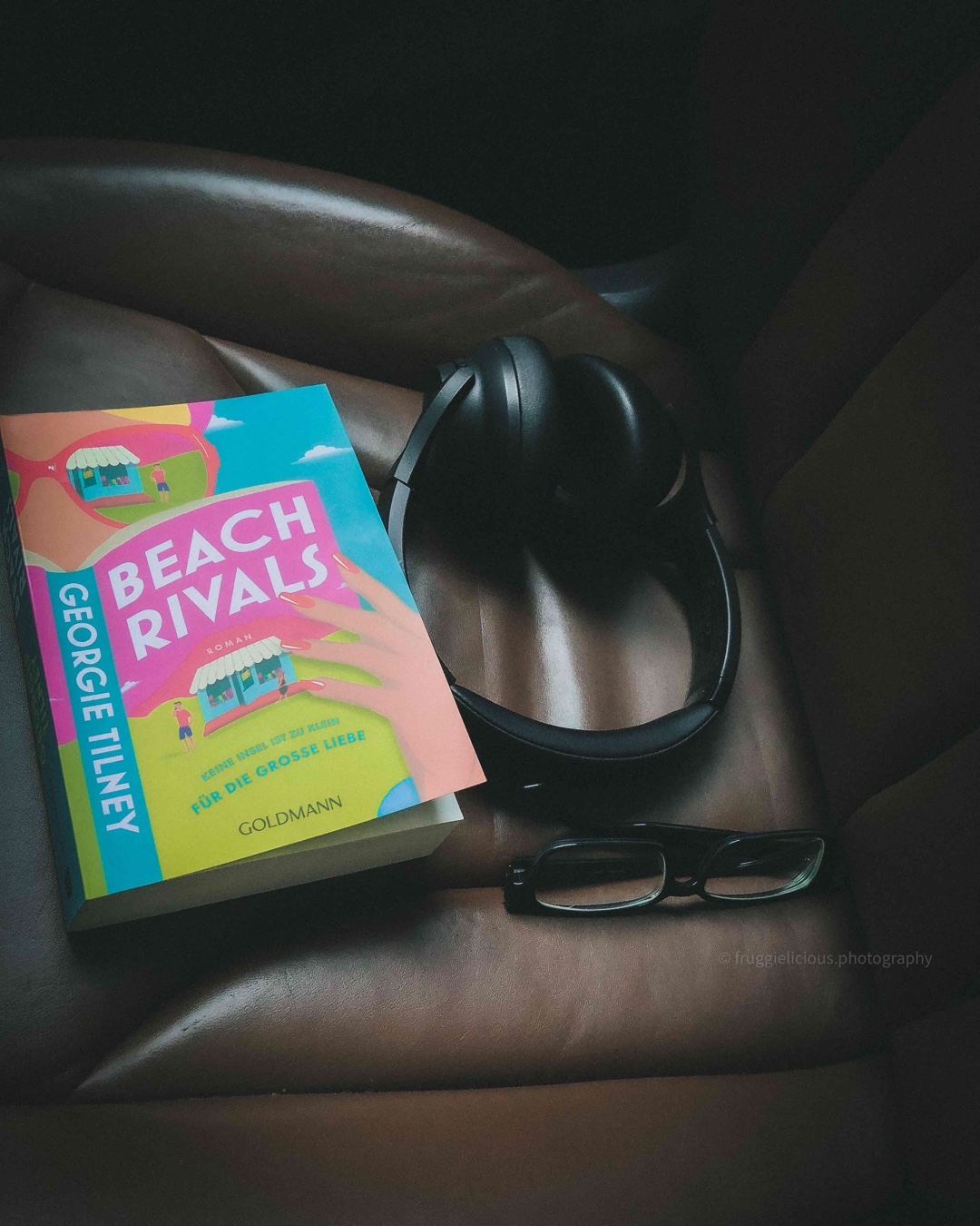 Das Setting ist einfach Bali mit einem süßen alten Buchladen 📚🍹/ etwas zu wenig RomCom für mich
