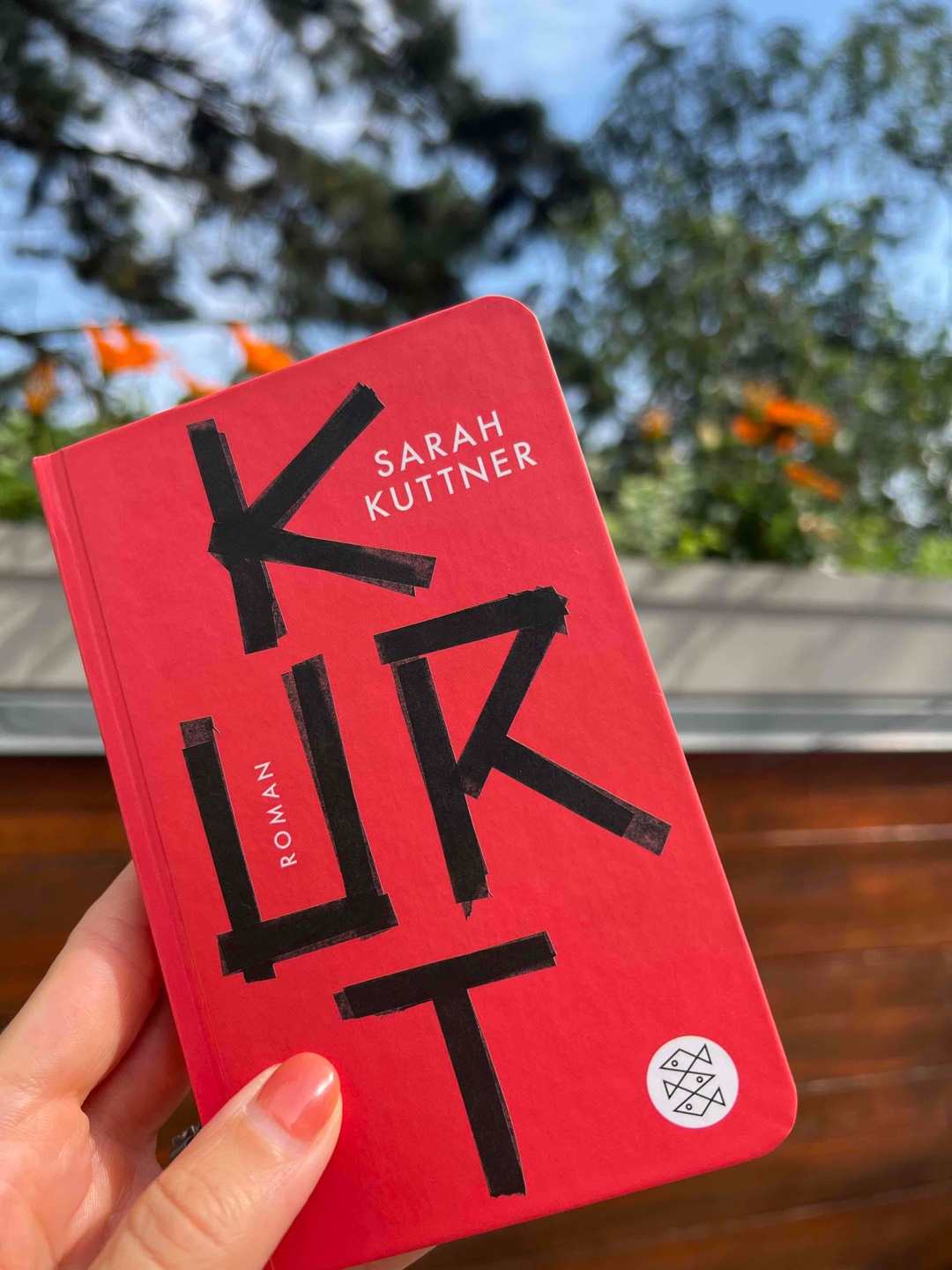Die Empfehlung der Buchhändlerin war goldrichtig. Die Kurts gehen einem sehr nahe. Man möchte schreien und ganz leise mit weinen. Wunderbar geschrieben. Klare Leseempfehlung.