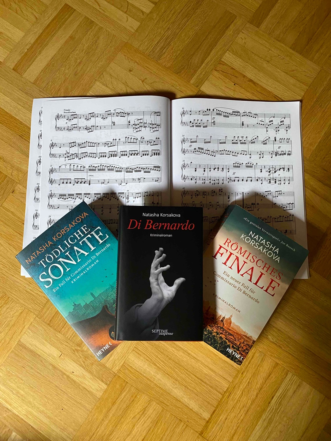 Als ich erfuhr, dass ein dritter Band der Krimi-Reihe um Commissario Di Bernardo erscheinen soll, habe ich mich sehr darauf gefreut, nach Rom zurückzukehren und einen weiteren Fall mit musikalischer Komponente und Italien-Flair mitzuverfolgen. 🇮🇹🎼
Erneut eine absolute Lese-Empfehlung für diese Reihe! Wenn ihr mehr wissen wollt, schaut euch auch gern meine Rezension zu Band 1 (Tödliche Sonate) an.🤗