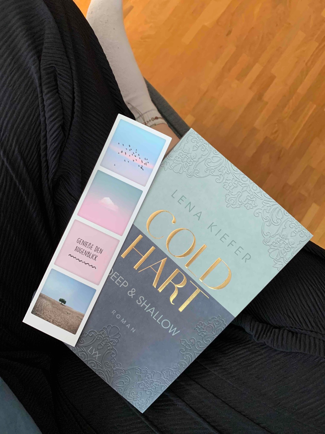 Ich liebe alles an Felicity und Elijah!!!! 😍Dieses Buch ist durchgehend spannend und aufregend! Ich konnte nicht aufhören zu lesen und hab die ganze Zeit überlegt, wie es weiter gehen könnte.
Die Gefühle und Sichtweisen der beiden wird sehr gut beschrieben, sodass man beide nur lieben kann.
Über das ganze Buch hinweg wird eine Spannung aufrechterhalten, die am Schluss richtig brutal wird !!! So kann das Buch nicht enden !!! Jetzt muss ich bis September auf Teil 3 warten 😱