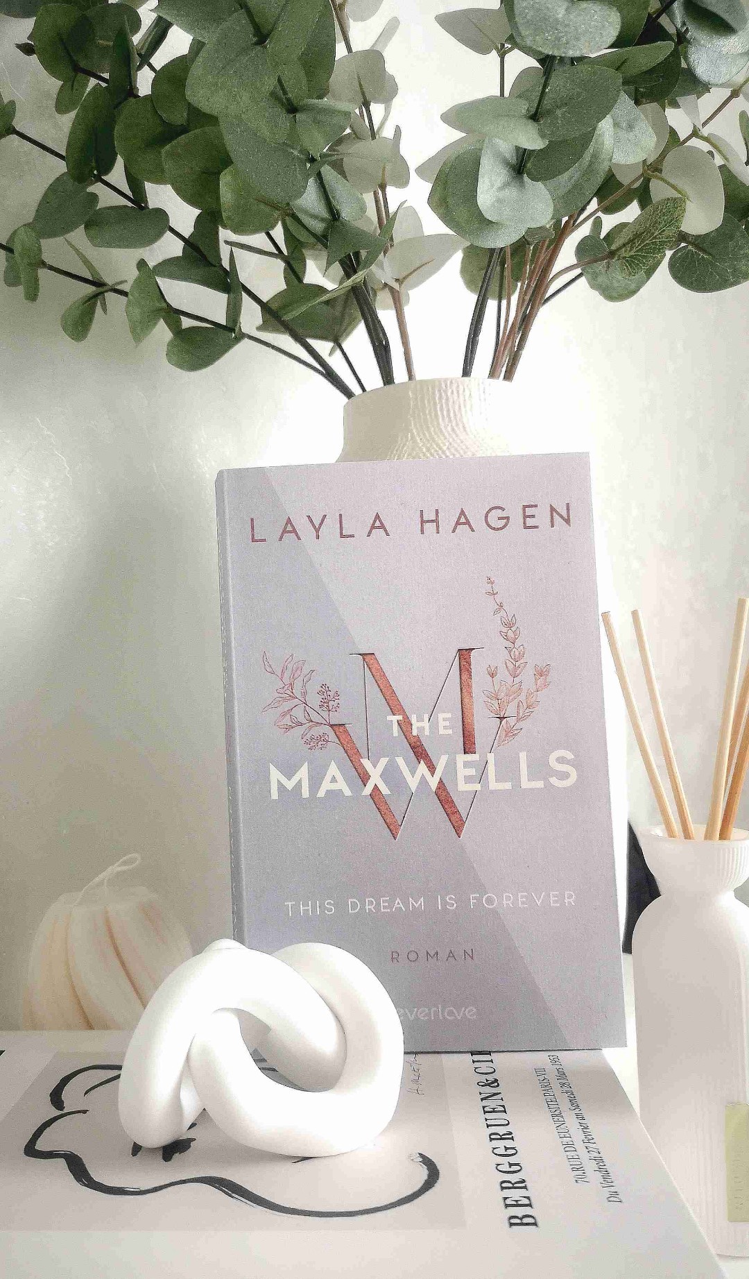 ~ 𝓣𝓱𝓲𝓼 𝓭𝓻𝓮𝓪𝓶 𝓲𝓼 𝓯𝓸𝓻𝓮𝓿𝓮𝓻 ~
🌸Wohlfühlbuch🌸
Ich habe dieses Buch geliebt und konnte es gar nicht aus den Händen legen. 📖✨ Declan geht so liebevoll mit Liz um. Das war so schön, mit anzusehen. Aber auch der Zusammenhalt der Familie Maxwell ist einfach unfassbar stark. Es hat mir sehr gut gefallen. Ich behaupte sogar, dass dieses Buch momentan mein Lieblingsbuch sei.
An sich ist es ein Buch für Zwischendurch, wenn man einfach mal wieder Lust hat, was Leichtes zu lesen.