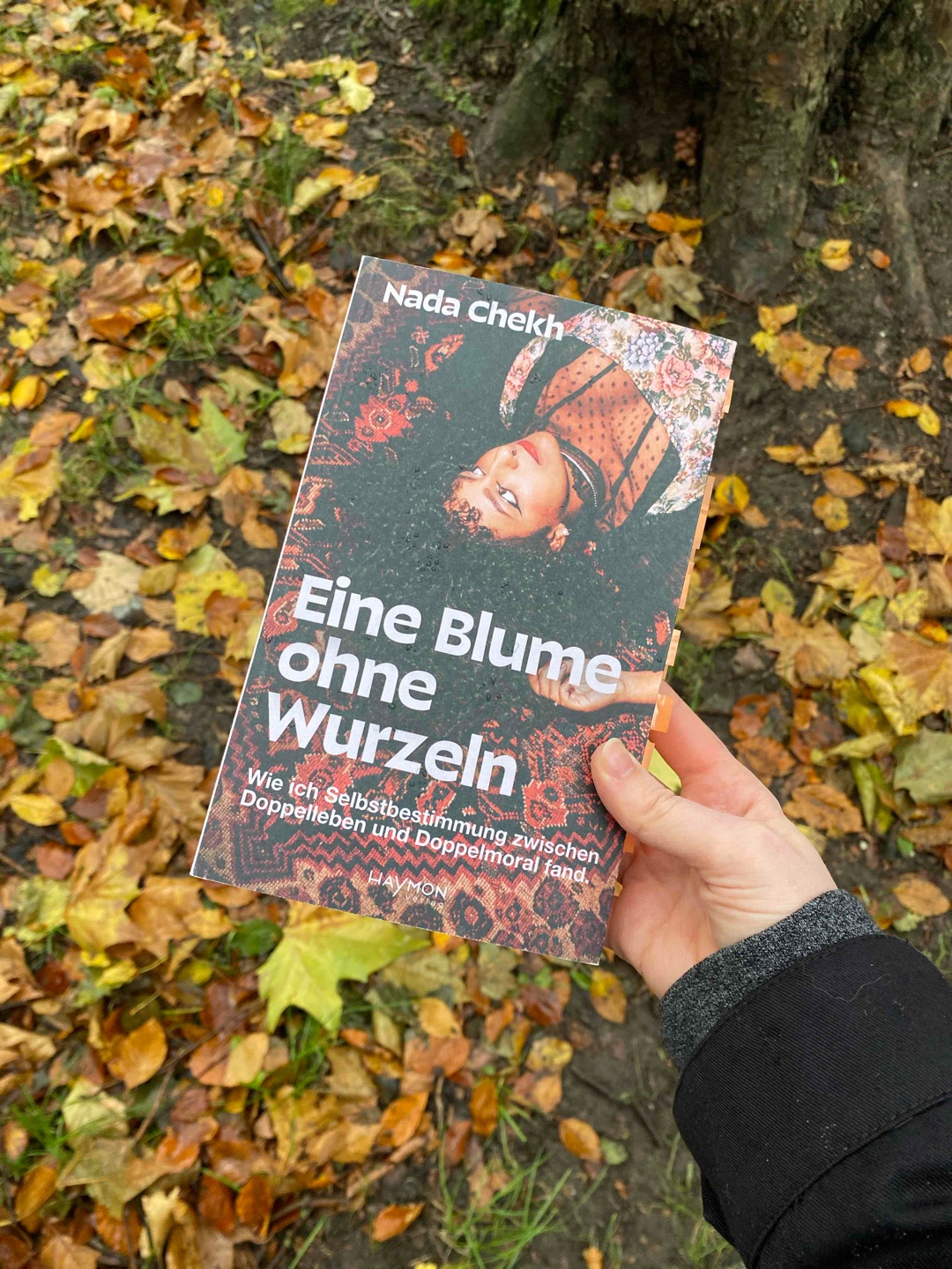 Was für eine bewegende Lektüre!
Nada Chekh erzählt in diesem Buch von ihrer Reise zu ihrem heutigen Leben, wie sie selbst es im Vorwort ausdrückt, welches sich so stark von jenem unterscheide, das ihr als Zweitjüngster unter fünf Geschwistern von ihrem aus Palästina stammenden Vater und ihrer ägyptischen Mutter sowie der arabischen Community in Wien vorgelebt wurde. Eine (emotionale) Verbindung zu den beiden Herkunftsländern der Eltern hat sie nicht wirklich, am ehesten noch zum Islam, doch auch religiös ist sie heute nicht. Heute ist sie Journalistin, die vor allem über die Beweggründe der multiethnischen Community in Österreich schreibt, Missstände und Langzeittabus mit inbegriffen.