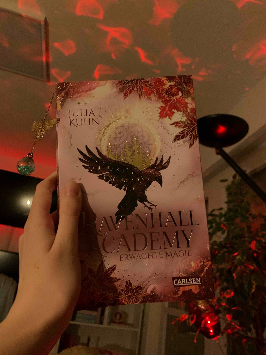 Joa.. war ganz nett.🥹 Ich liebe das Cover, ich liebe den Farbschnitt und ich liebe die Autorin, denn sie ist echt süß.😘 Ich liebe liebe liebe auch Lilly, ihre starke Persönlichkeit und ihren Willen nach Erfolg.😍 Jedoch habe leider echt sehr lange für dieses Buch gebraucht, da ich wirklich nicht gut reinkam. ☹️Ab Seite 250 wurde es dann doch kurz echt gut und das Ende war zwar sehr abrupt und hektisch, aber ich kann damit leben.😁 Der Epilog war für mich viel zu unromantisch, wie auch die ersten 250 Seiten im Buch. 😭 Es ist irgendwie immer was passiert, aber immer nur die Herausforderung da und dann das Abenteuer hier.👍🏼 Ich hätte mich auch mit Ryan zufrieden gegeben wenn die etwas mehr Romantik gehabt hätten, aber da war ja wirklich gar nix.💀 Außerdem waren wieder sehr viele Wort-Wiederholungen dort, die einem echt stark aufgefallen sind. Trotzdem bin ich am Ende gut durch gekommen und es hat mich nicht gelangweilt, also Top!🔝🫶🏼