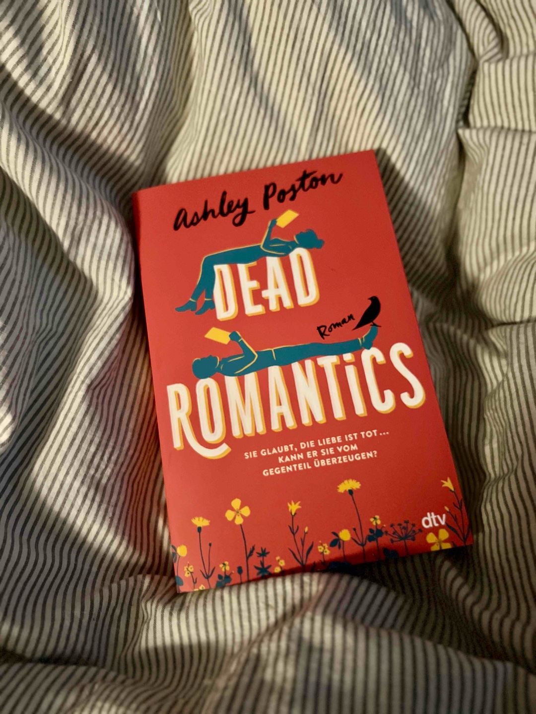 Ich war anfangs skeptisch, ob mir die übernatürliche Seite des Buches gefallen würde, aber die Geschichte hat mich sofort gepackt. Ashley Poston schreibt leichte und fesselnde Dialoge, die so real wirken, als wäre man selbst dabei. Ich liebe die Dynamik zwischen Florence und Ben. Ihre Gespräche sind großartig, und ich mag, wie Ben Florence stärkt und ihr hilft, sich zu entwickeln. Der ironische, zynische Humor brachte mich oft zum Schmunzeln. Mit einer süßen Liebesgeschichte und einem Twist(wenn auch relativ vorhersehbar ) am Ende war das Buch wirklich gut.