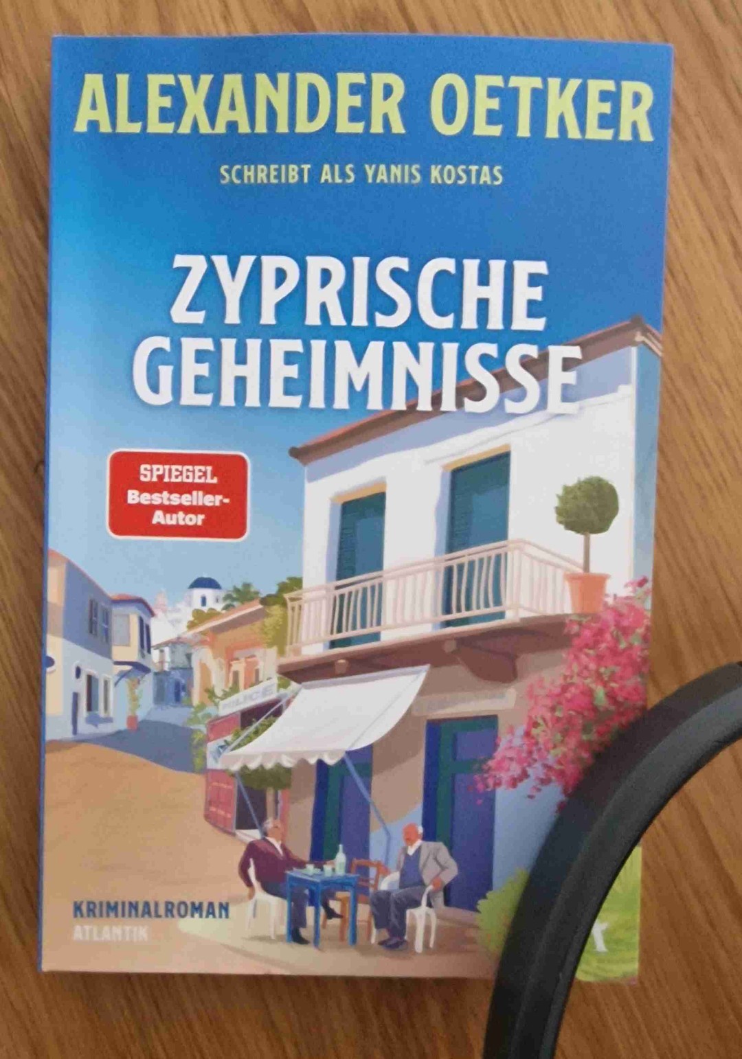 Ich bin total überrascht, wie gut dieses Buch doch geworden ist. Der Anfang war ziemlich zäh für mich aber im Laufe des Buches wurde es doch sehr spannend und hab auch dieses sehr inhaliert. 2 Tage ist für mich schon Rekord als Schneckenleserin. *hihi*. Es ist wohl das dritte Band der Reihe. Werde mir denke ich, noch Band 1 und 2 besorgen. :-)
