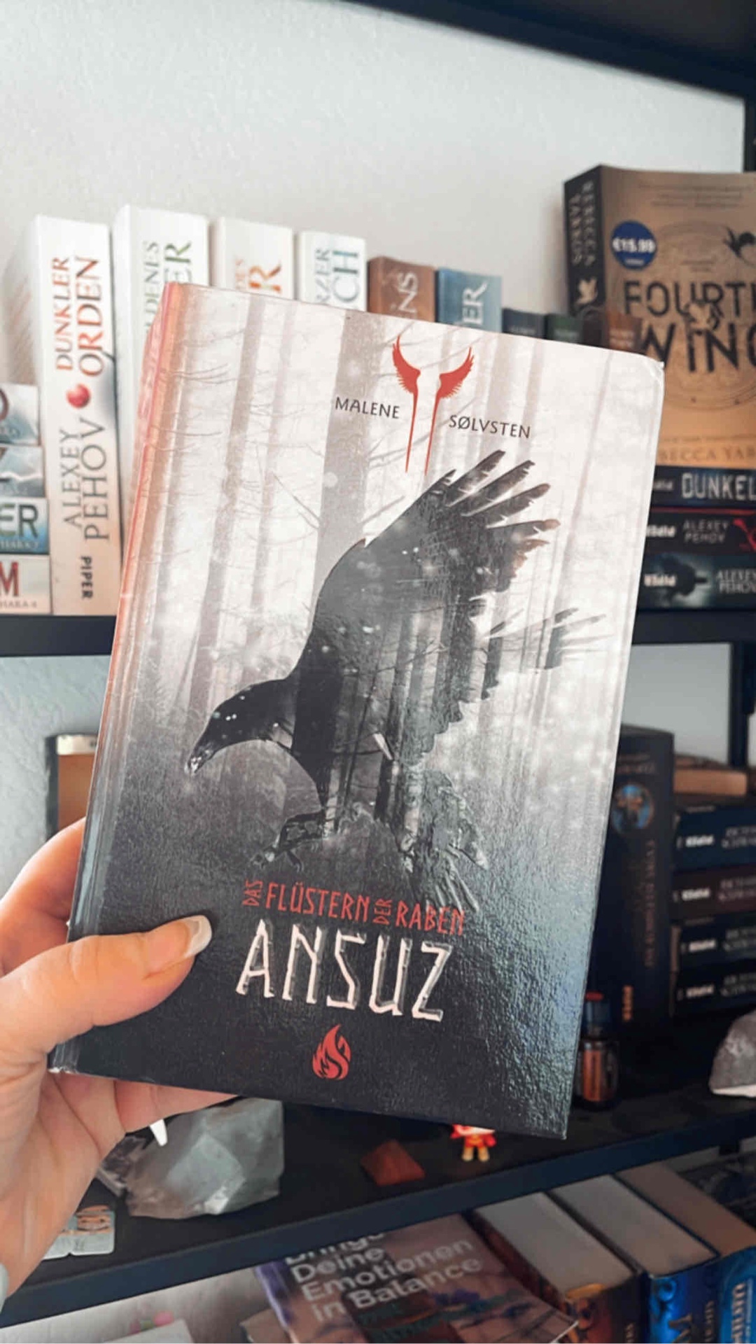 Waaaaas????
Das ist definitiv bis jetzt mein Jahreshighlight. 
Fantasy
Nordische Mythologie 
Mystisch 
Sagen
Hexen
Risiko
Dunkel 
Sehr spannend geschrieben. 
