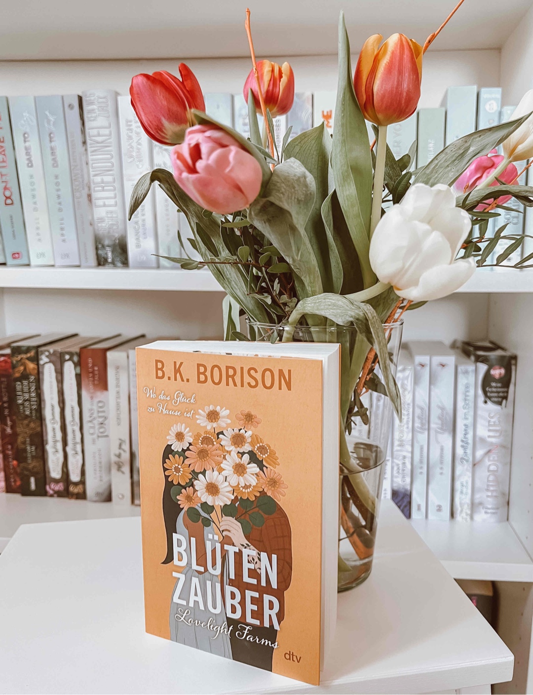 Insgesamt ist "Lovelight Farms - Blütenzauber" ein Buch für alle, die romantische Geschichten und idyllische Schauplätze lieben. Wer allerdings mit längeren Kapiteln und dem Misscommunication-Trope nichts anfangen kann, sollte eher zu einer anderen Geschichte greifen. 
