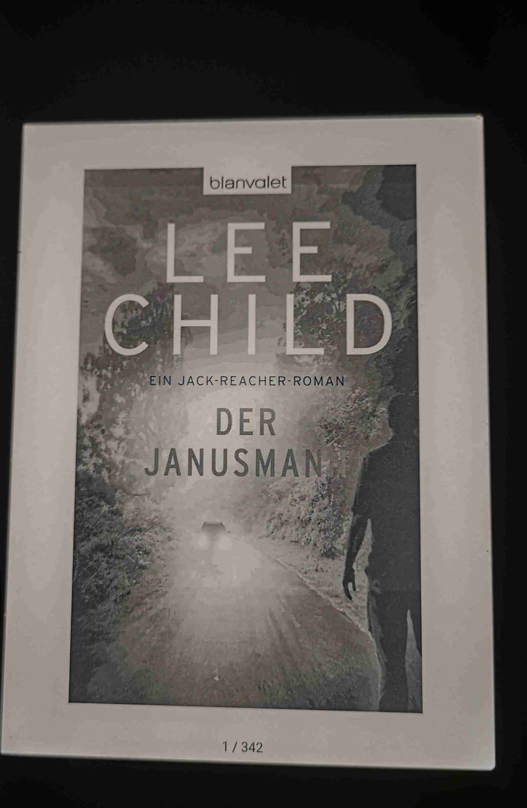 Leider hat mich die Geschichte nicht so gepackt, wie die restlichen Reacher-Romane. Außer Reacher ist mir leider kein anderer Charakter ans Herz gewachsen, daher kam für mich nicht die gleiche Spannung auf.