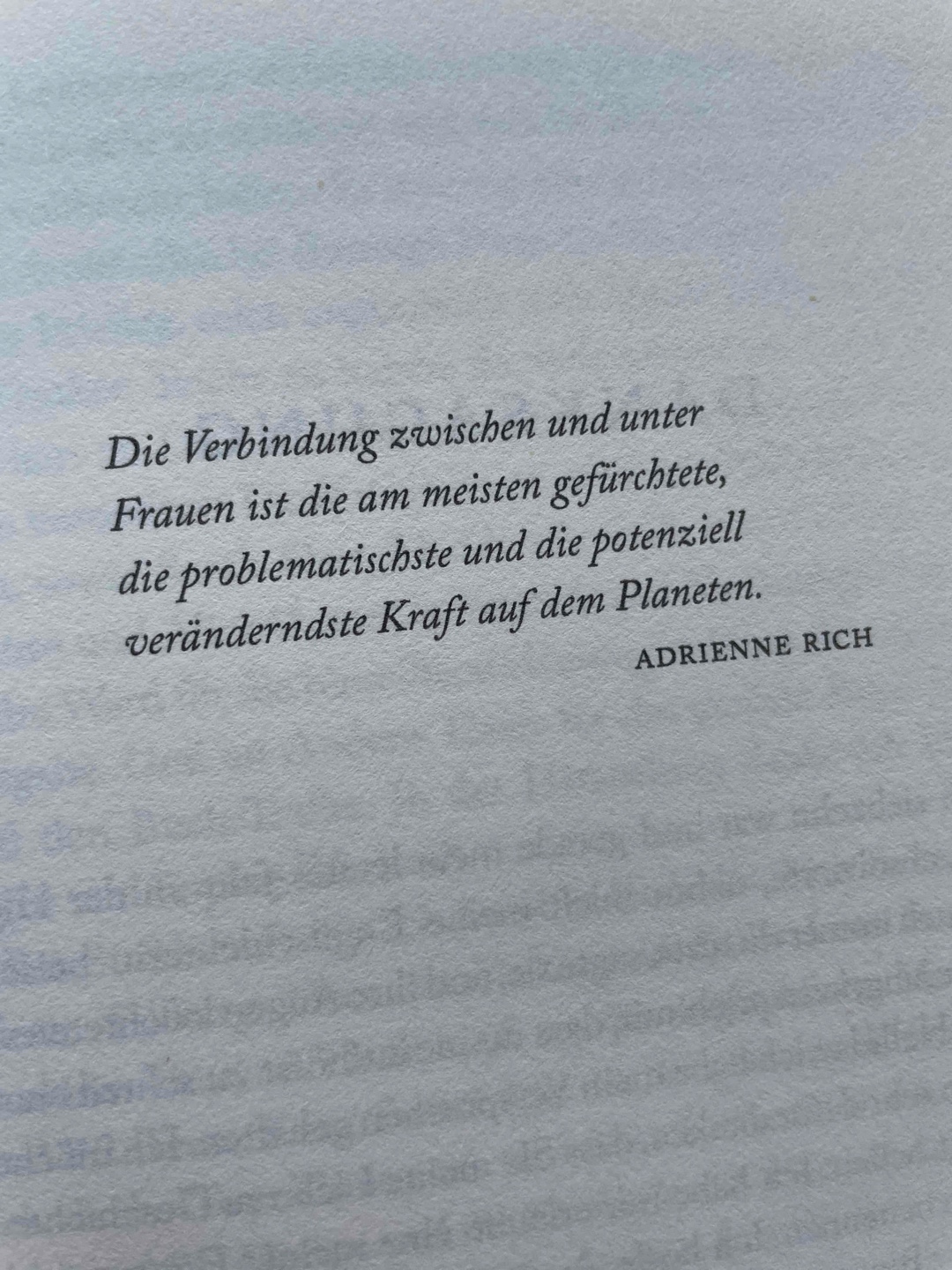 W - Weyward. Wild, Magisch, Naturverbunden, Unbändig, Frei.