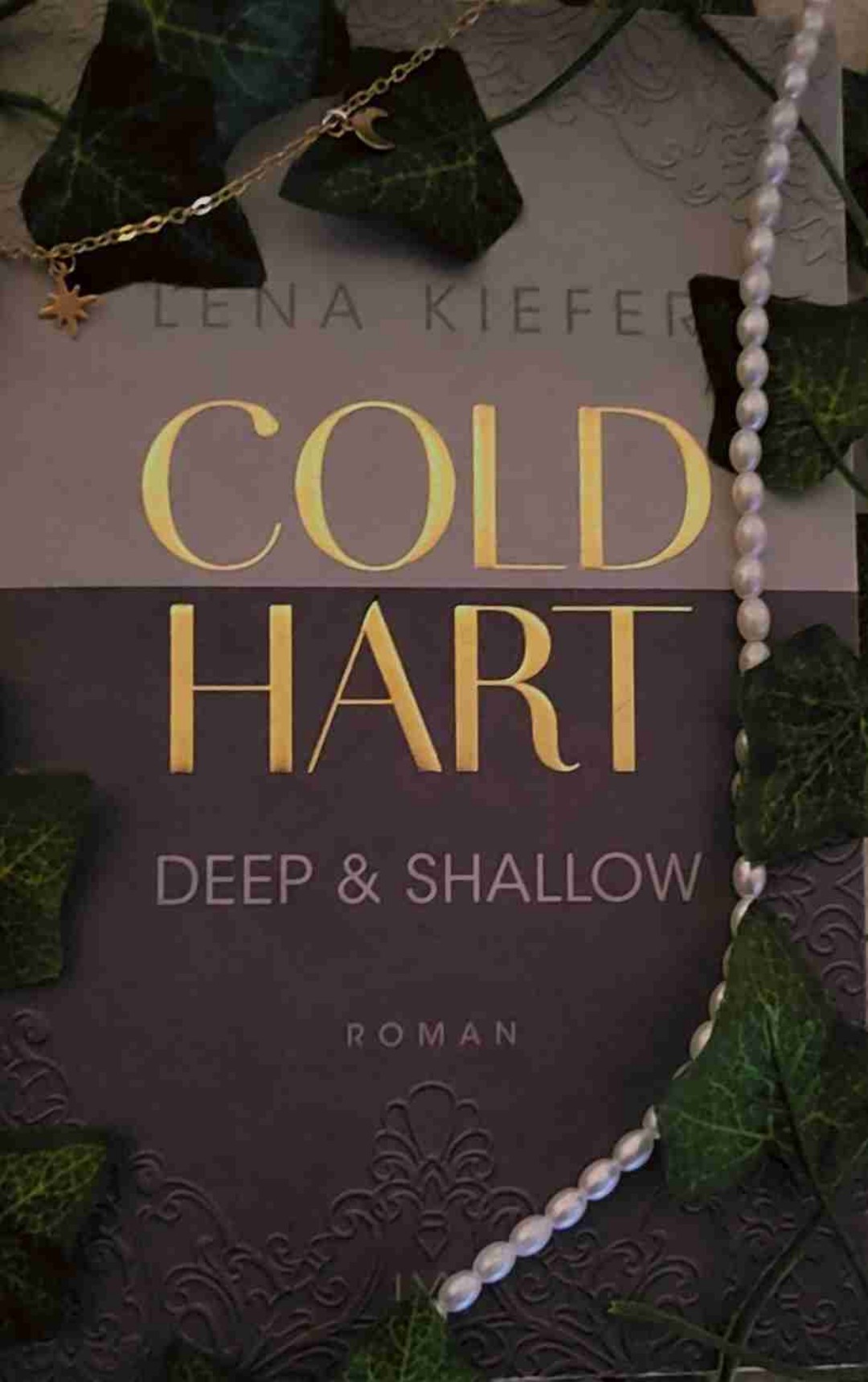 Der zweite Teil der Cold Hart Reihe war mal wieder ein Buch von Lena Kiefer das ich verschlungen habe ich zählen die Westwell Reihe zu meinen Lieblingsbüchern aber auch Coldhart hat mich voll und ganz überzeugt die Reihe ist bis jetzt ein absolutes ✨️Jahreshighlight ✨️ für mich.