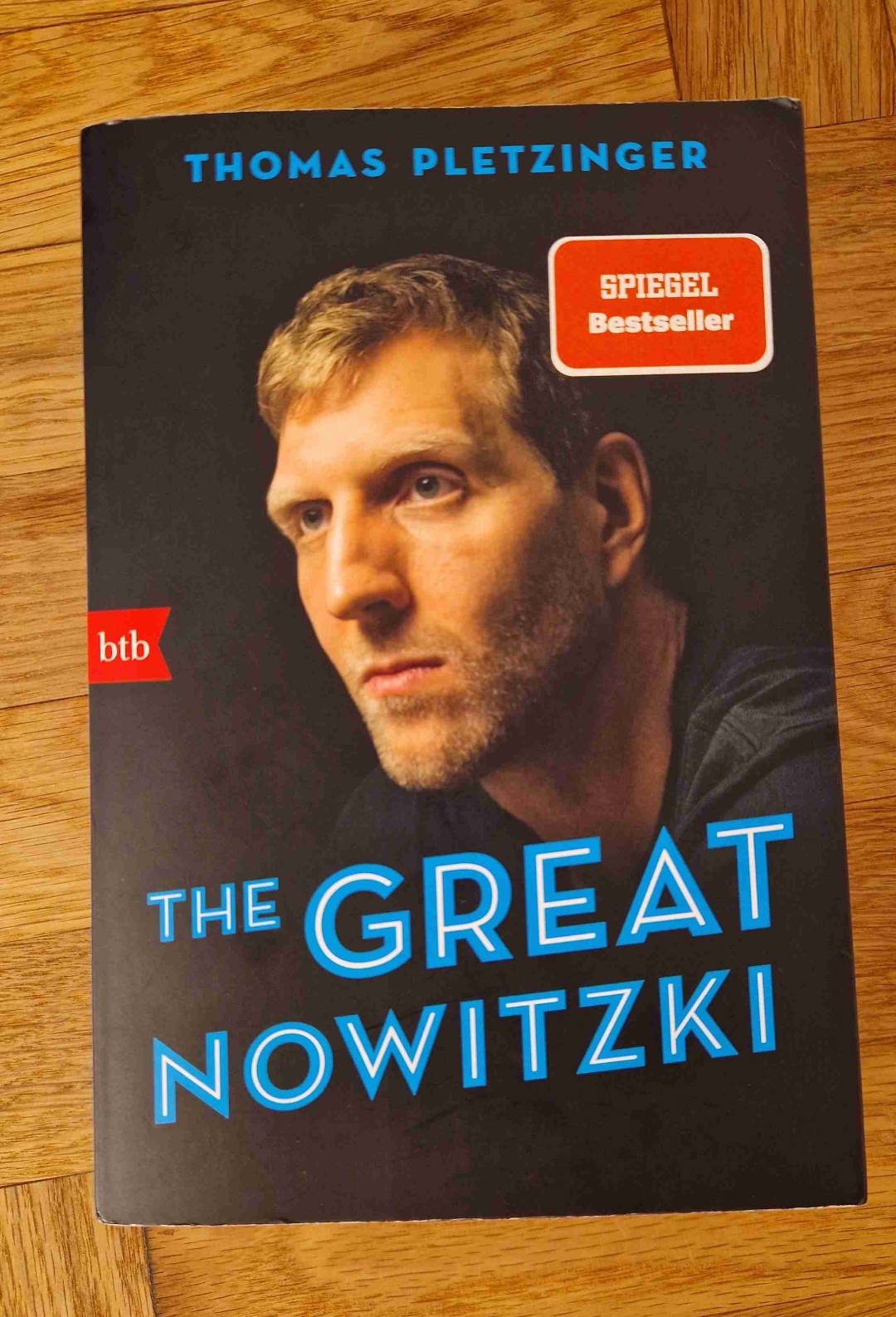 41. 21. 1.
Dirk Nowitzki - der große Junge aus Würzburg - hat den Basketball auf der ganzen Welt revolutioniert. Als sechstbester Shooter, den es jemals gegeben hat, handelt seine Geschichte von Treue, Bodenständigkeit und tagtäglicher Aufopferung. Nur durch unabdingbare Disziplin, einem verschrobenen Basketball-Coach und Mentor und durch die engsten Menschen in seinem Umfeld, hat er sich den Weg zur Legende erarbeiten können.